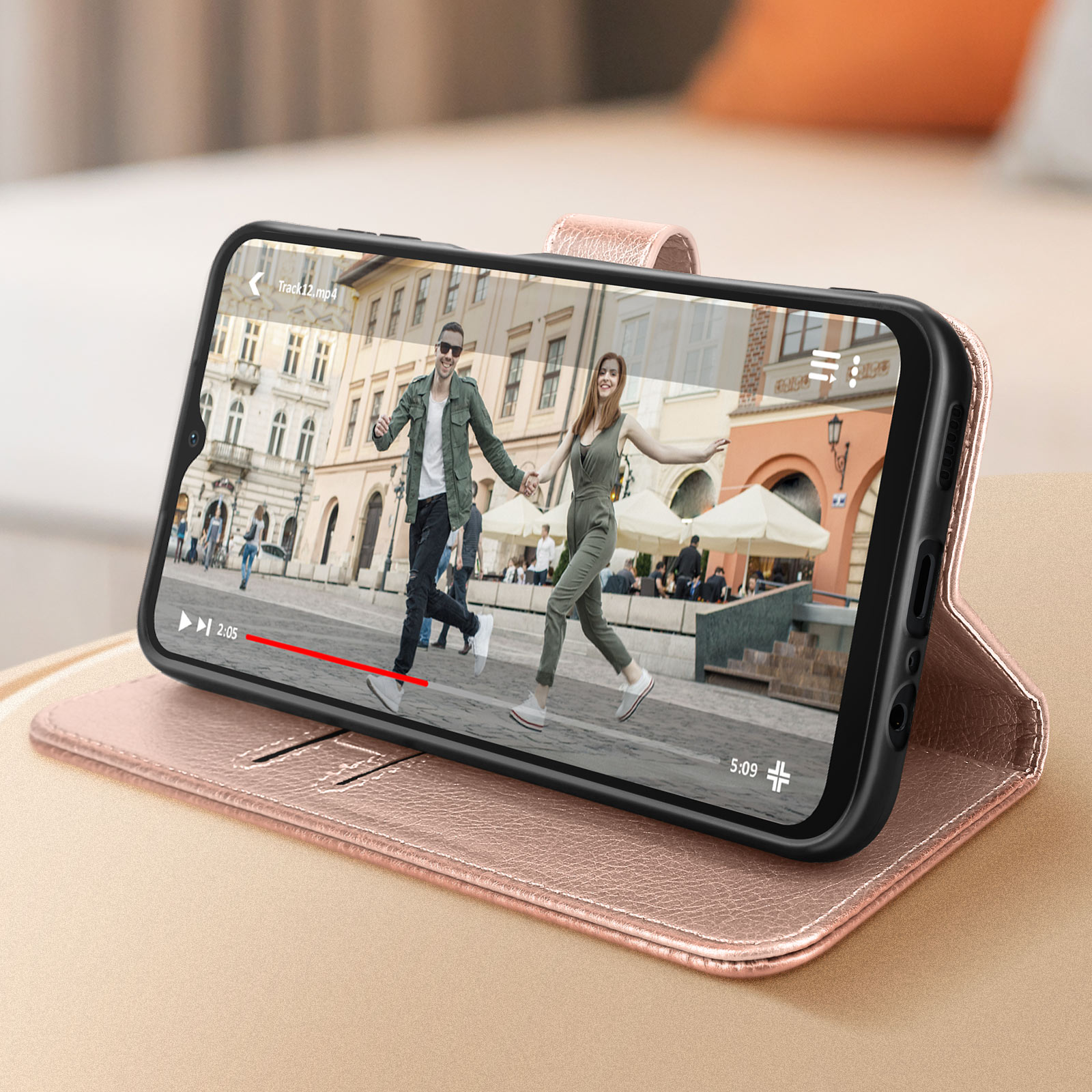 Telefon zeigt Video eines Paares beim Laufen in einer Stadt. Das Telefon in roségoldenem Case.