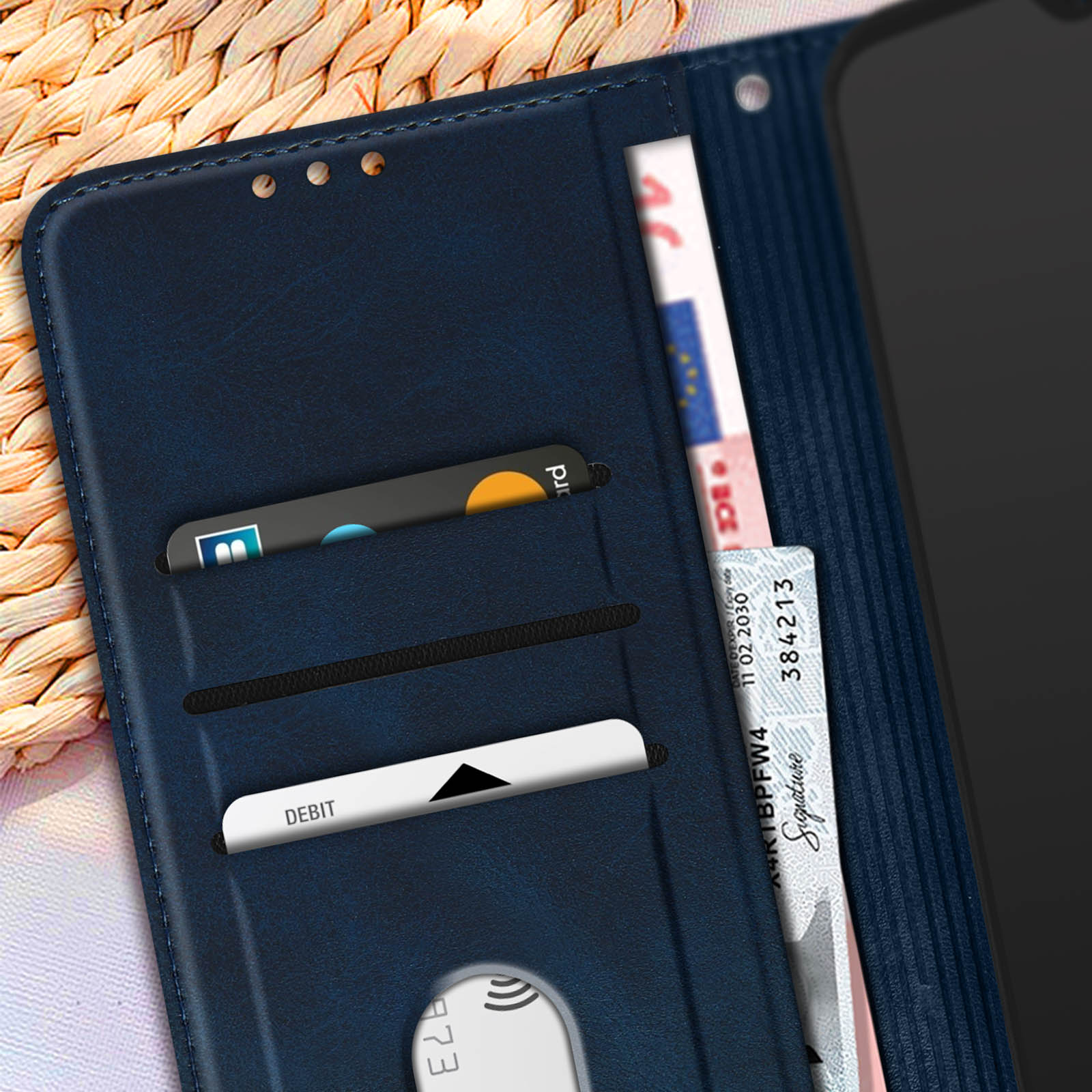Custodia blu per telefono con slot per carte e scomparto per banconote, aperta, rivelando un telefono.