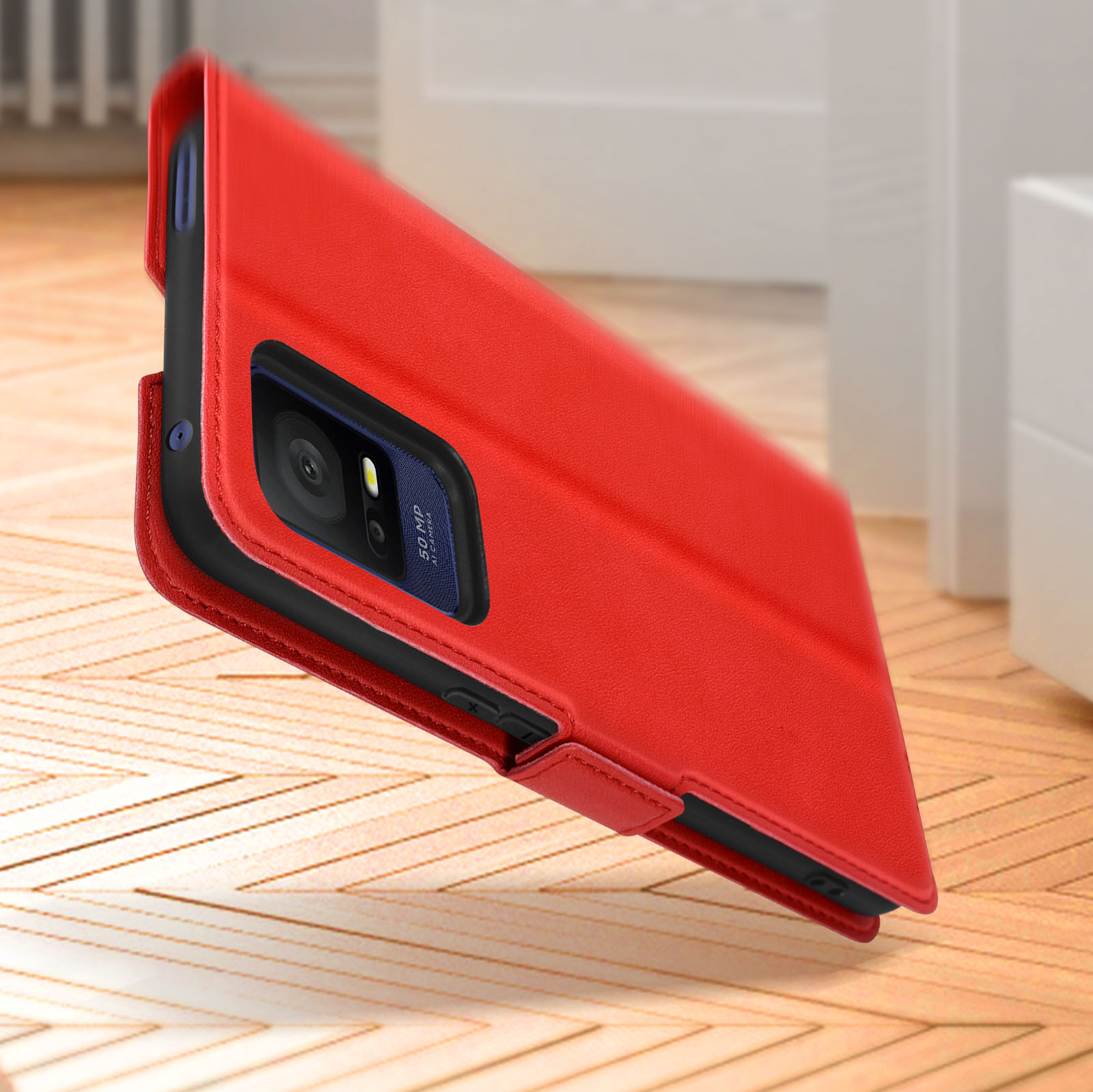 Custodia per telefono rossa aperta, con un telefono all'interno. Porta bianca sullo sfondo.