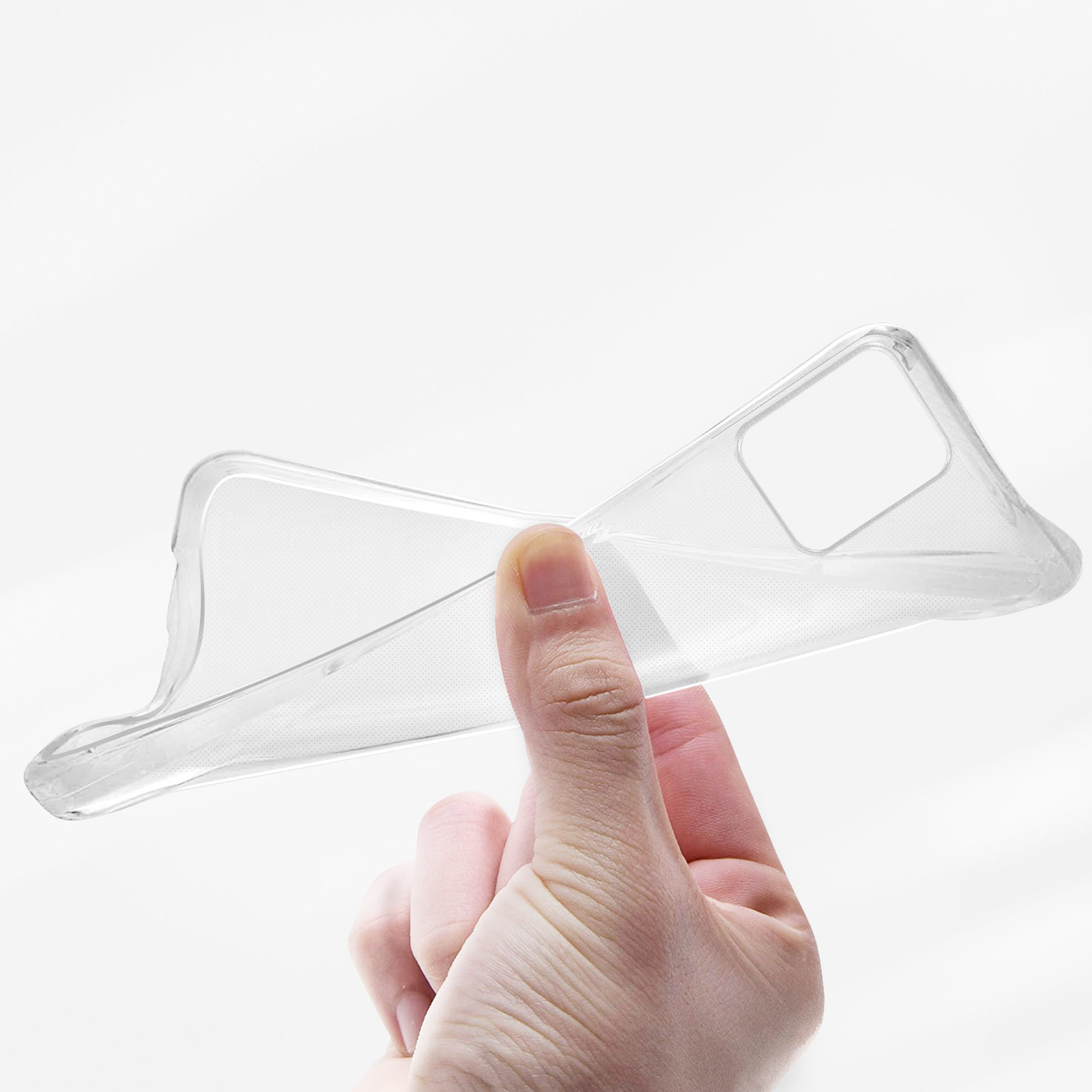 Mano che tiene una custodia trasparente per telefono, piegata per mostrare la flessibilità, sfondo bianco.