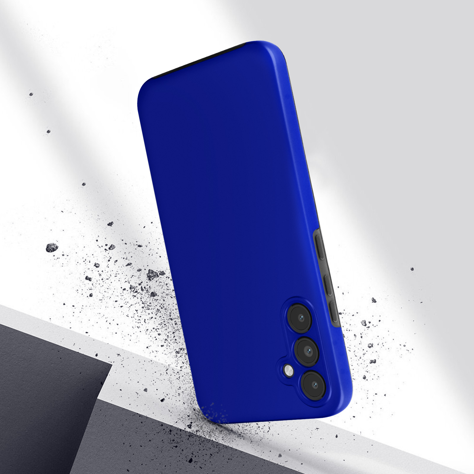 Una custodia blu per telefono che cade, con detriti scuri e sfondo bianco e grigio.