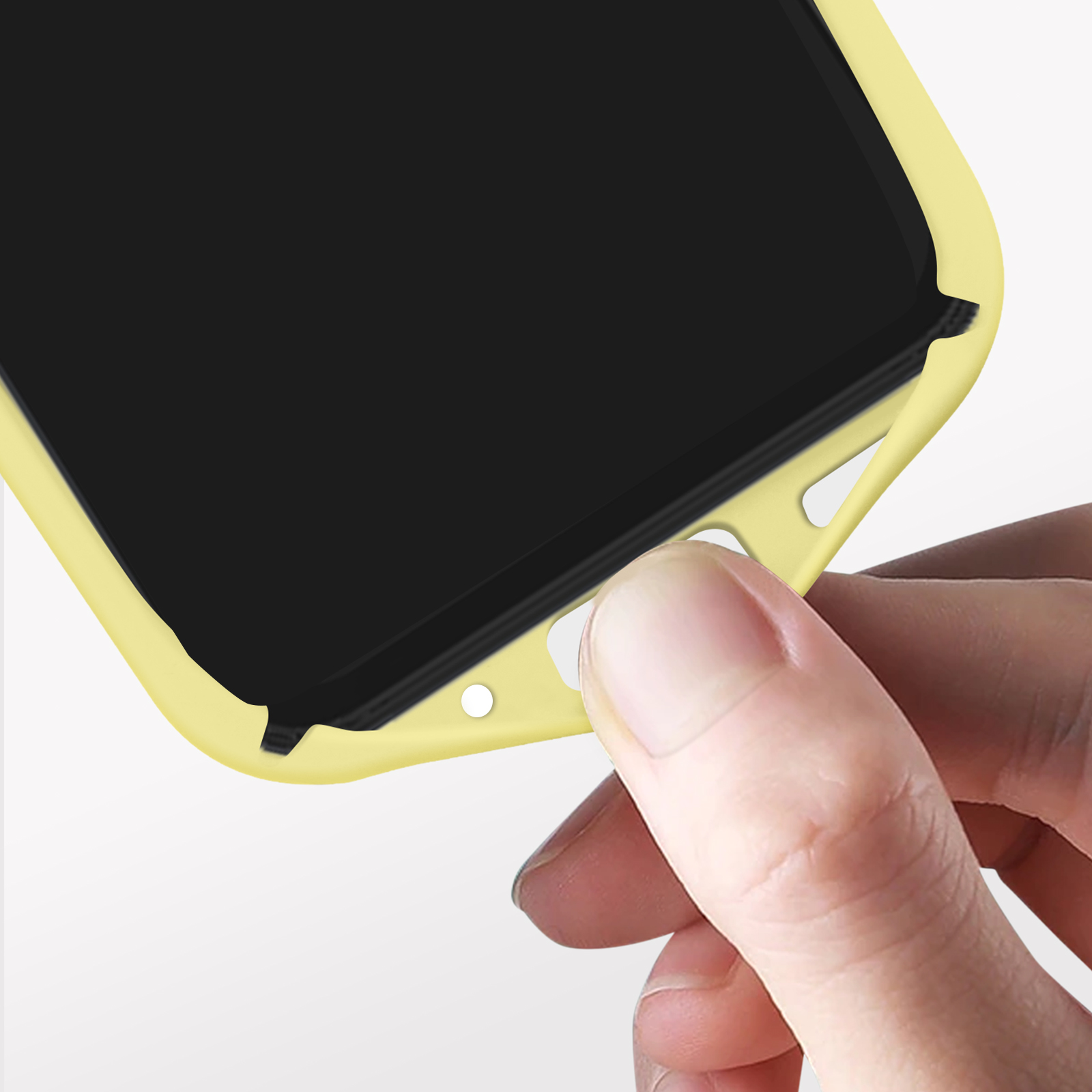 Mano che tiene la custodia del telefono, bordo giallo e schermo nero. Il dito tocca la custodia.