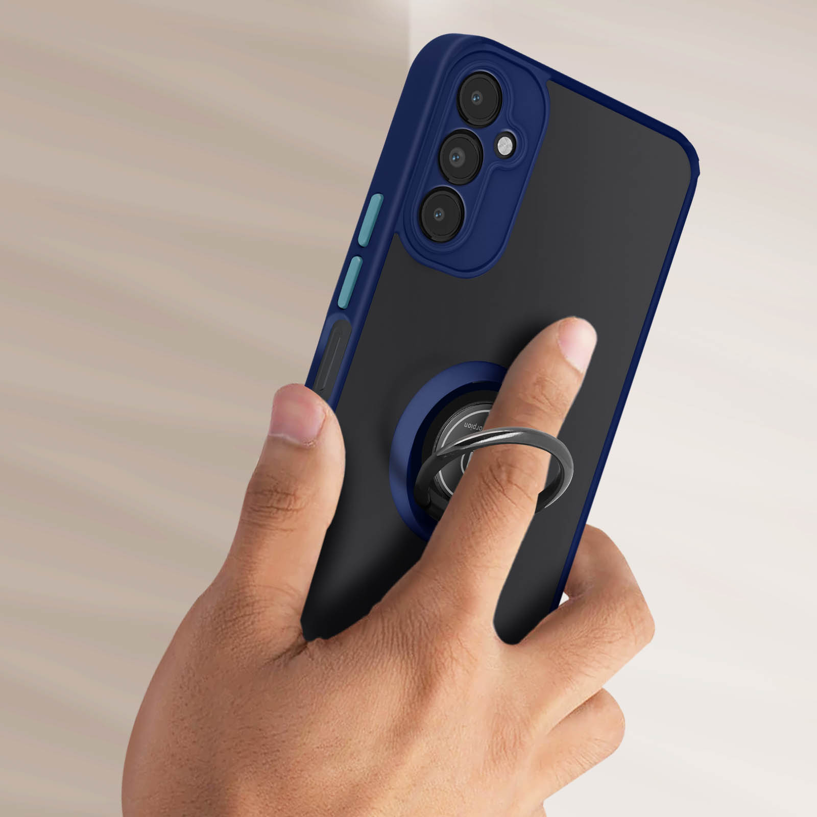 Mano che tiene un telefono con una custodia. Ha un supporto ad anello. La custodia è blu scuro e nera.