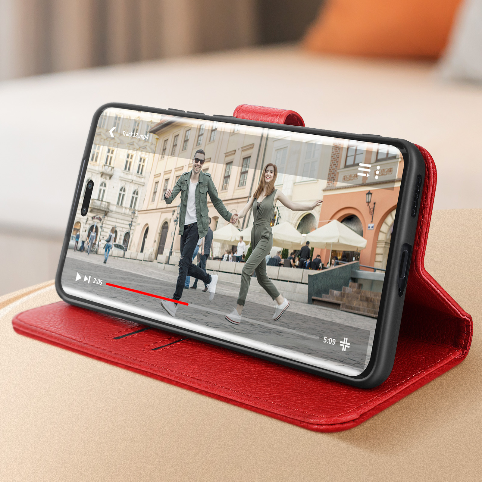 Smartphone che mostra un video su una custodia in pelle rossa, che mostra una coppia che cammina in una città.