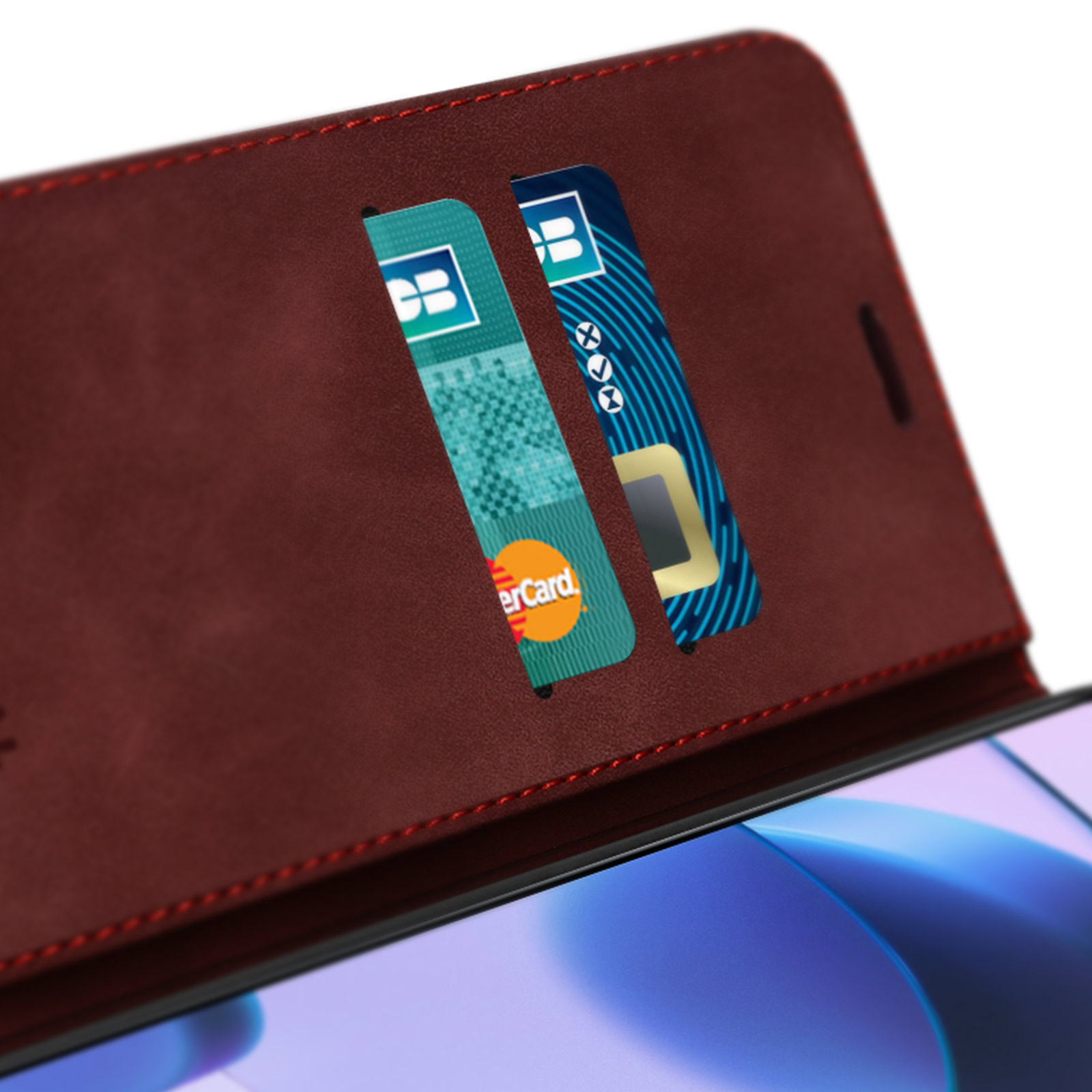 Interno di una custodia per telefono, che mostra fessure per carte con carte di credito su sfondo rosso.