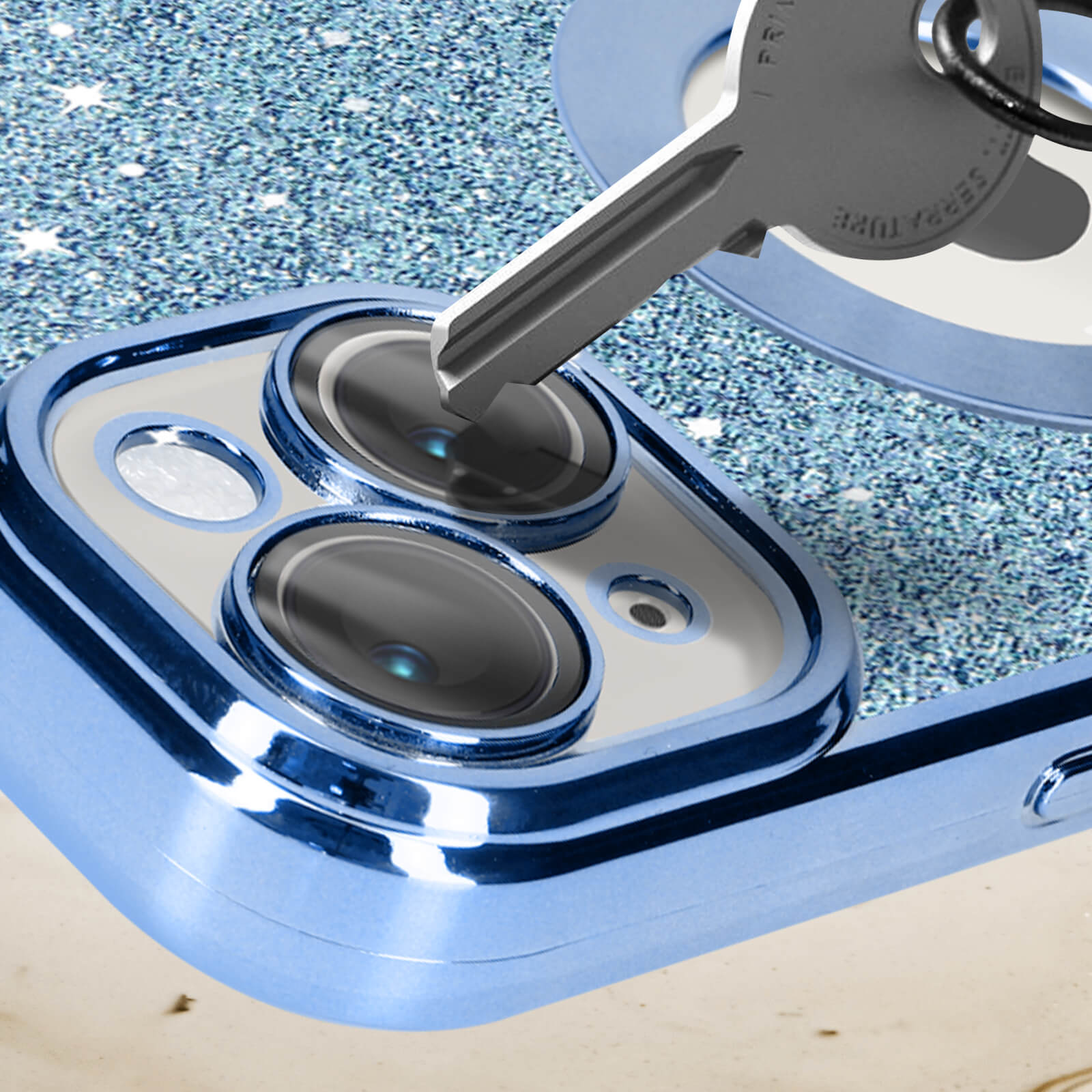 Una chiave è inserita in una custodia blu per telefono. La custodia ha lenti della fotocamera.