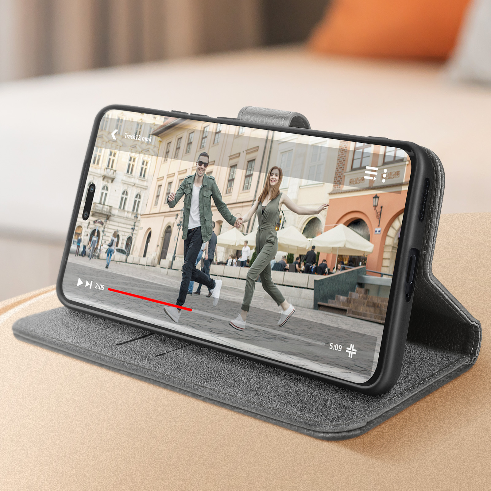 Smartphone che mostra un video di persone che corrono in una città.