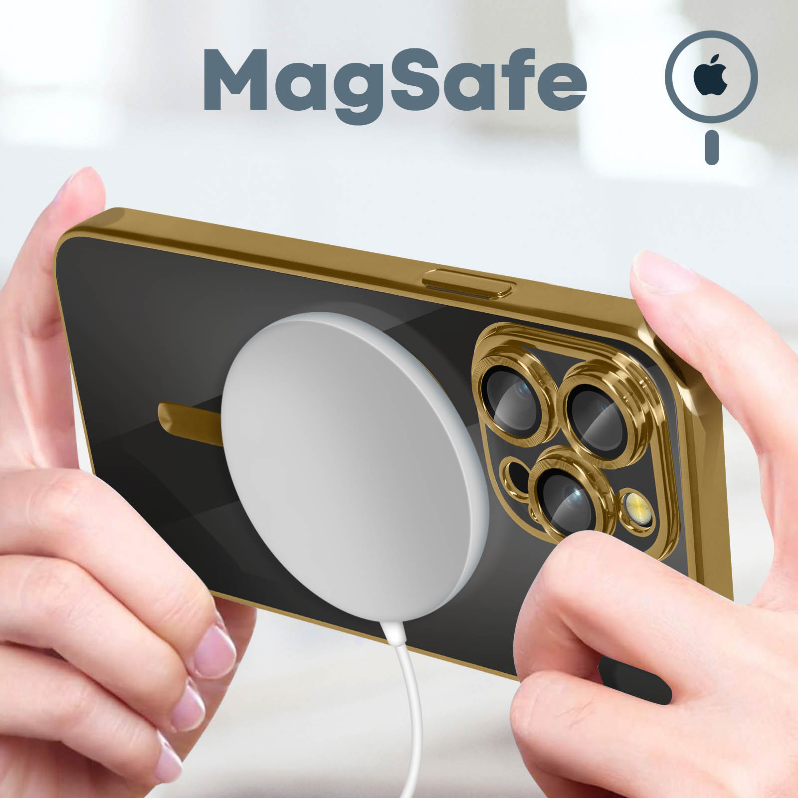 Mani che tengono un telefono con custodia dorata e caricabatterie bianco. Il logo MagSafe è visibile.