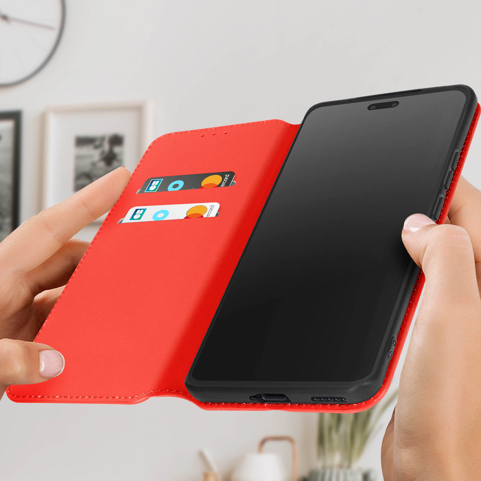 Mani che tengono una custodia rossa con telefono all'interno, con scomparti per carte.