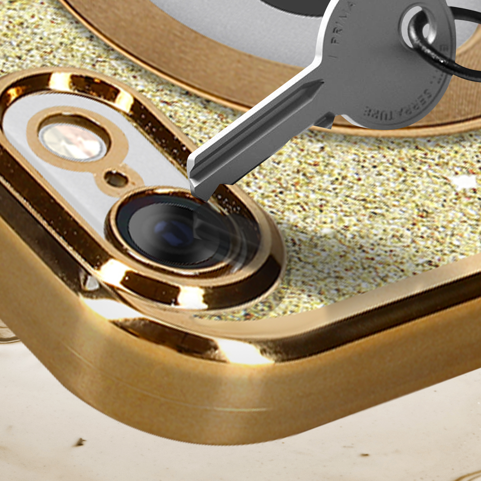 Primer plano de una funda de teléfono con llave, mostrando recortes de cámara y marco dorado.