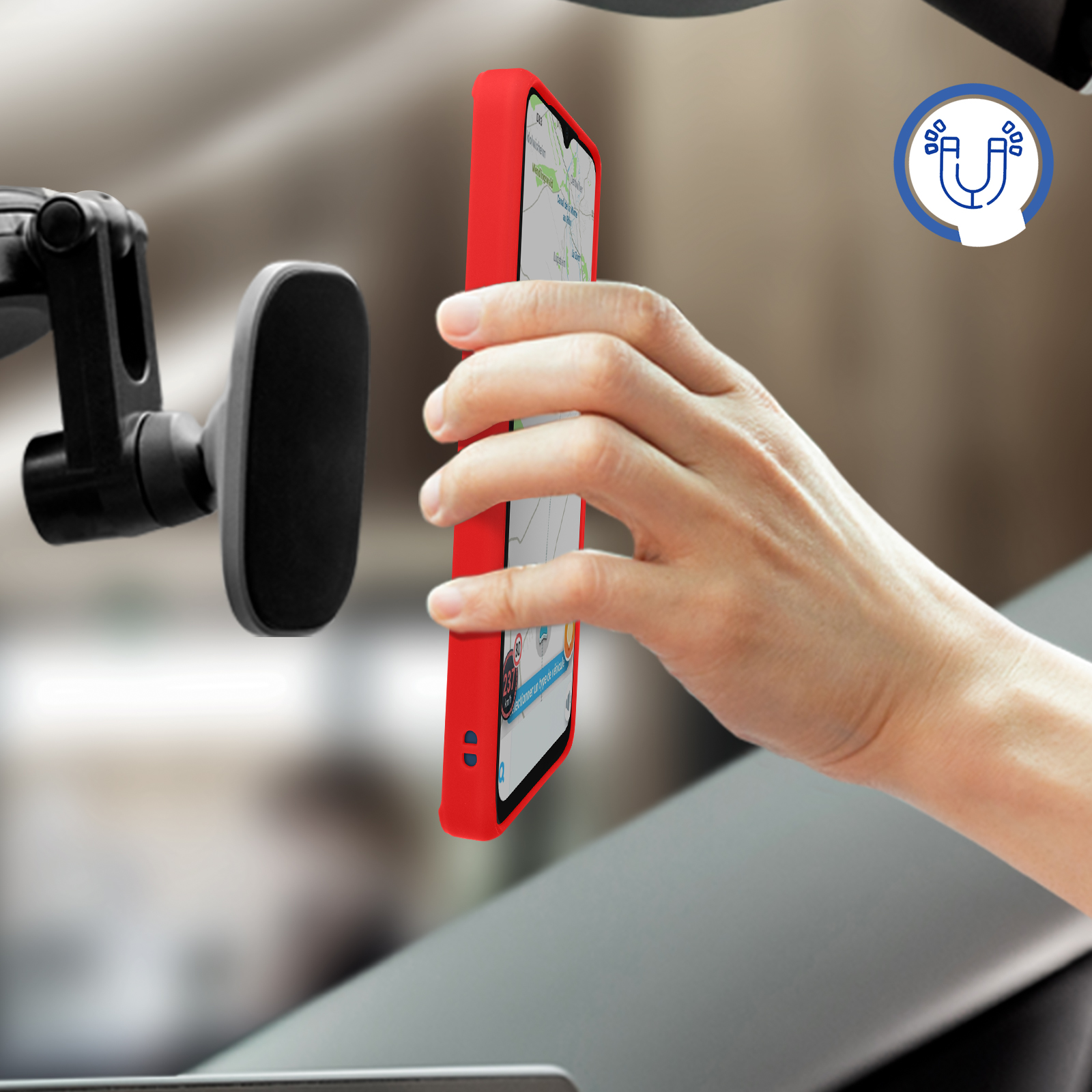 Mano che tiene un telefono rosso vicino a un supporto per auto. App di navigazione visualizzata.
