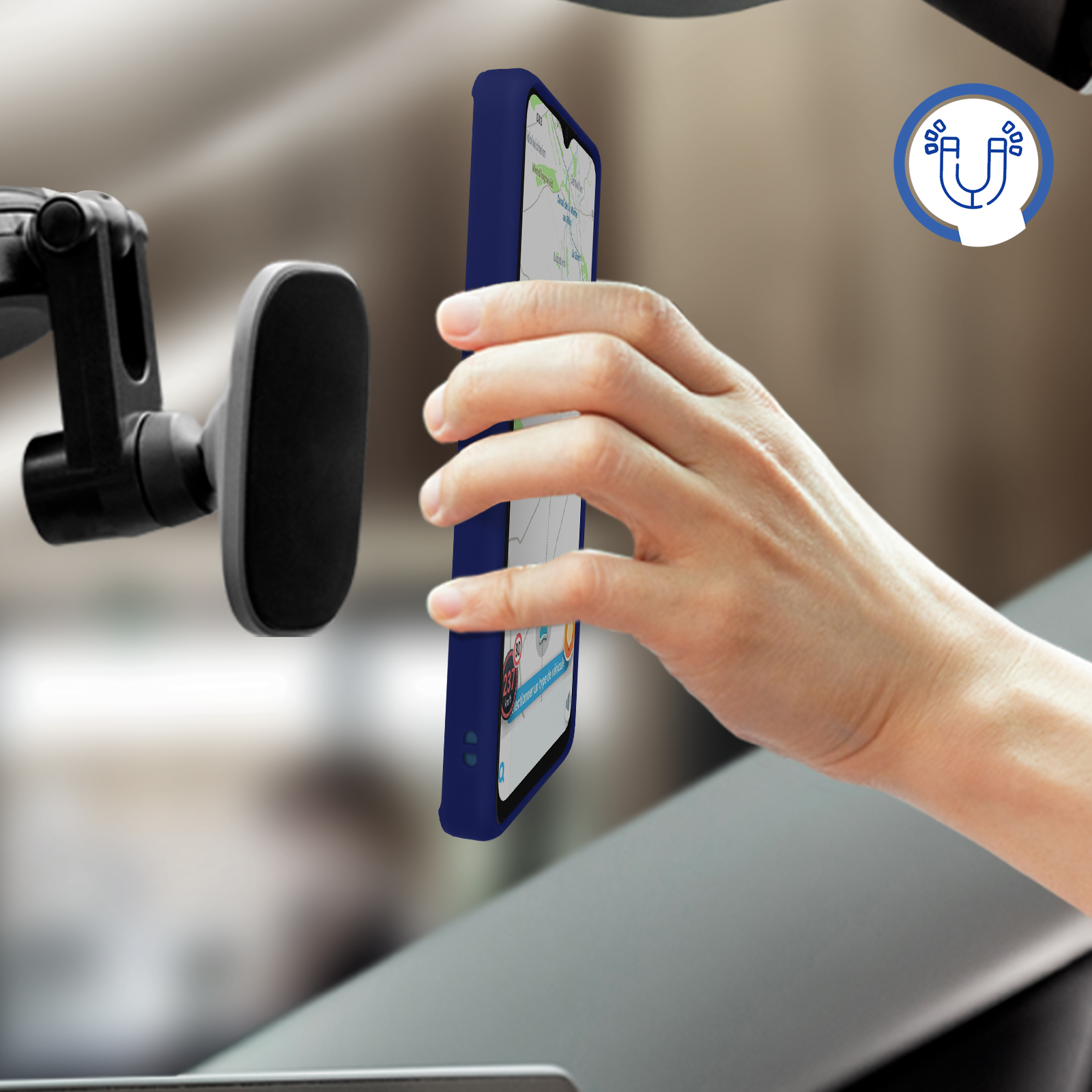 Una mano che tiene un telefono blu in una custodia, montato in auto. Icona magnete.
