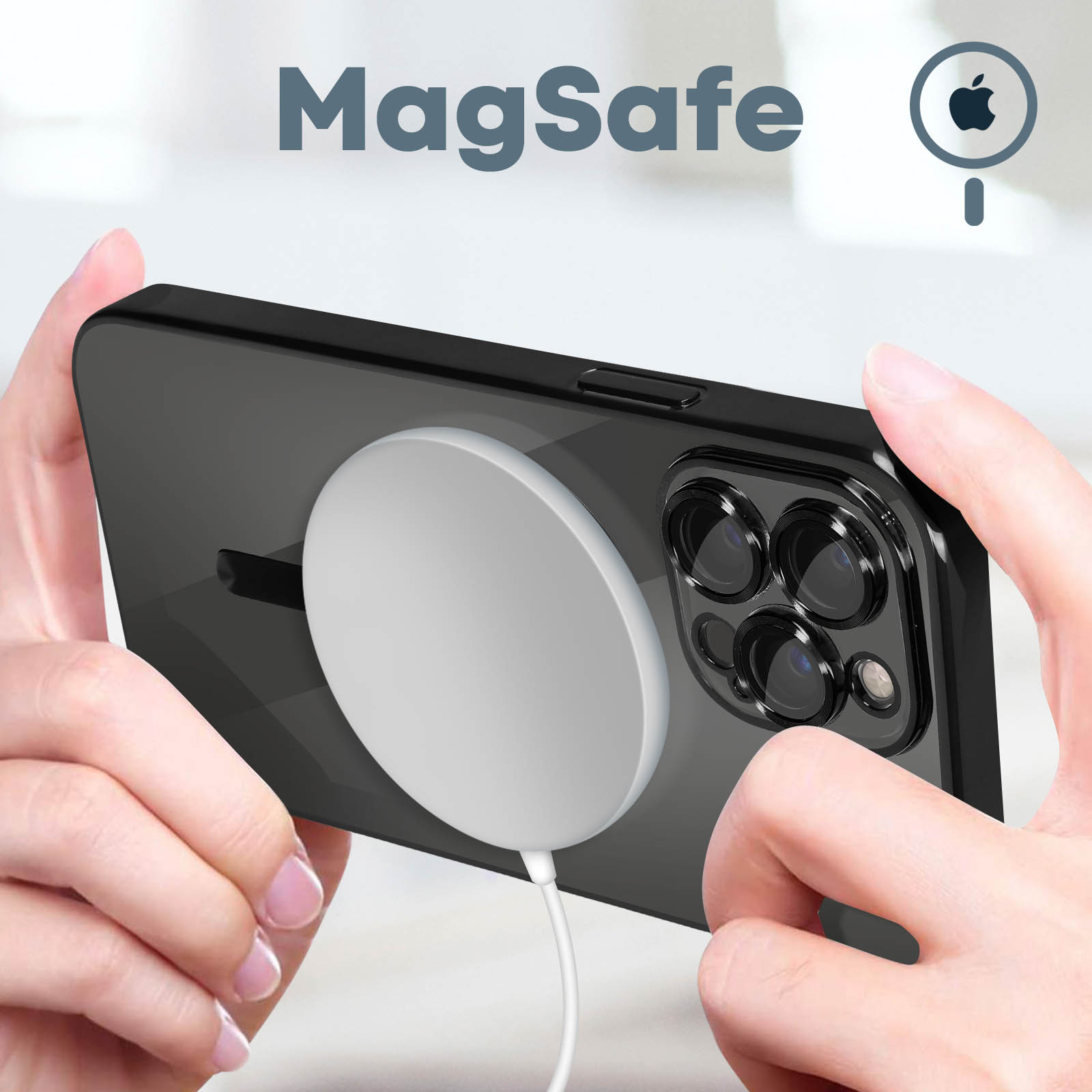 Un telefono nero con un caricabatterie MagSafe bianco collegato. Le mani tengono il telefono. Logo Apple.