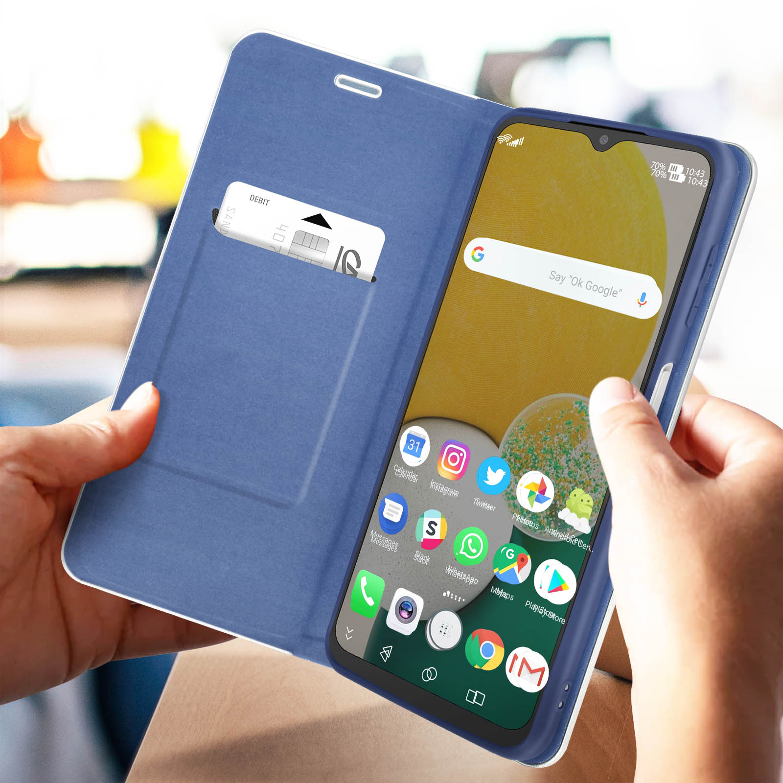 Blaue Handyhülle mit Telefon im Inneren. Der Telefonbildschirm ist mit einer Google-Suchseite eingeschaltet.