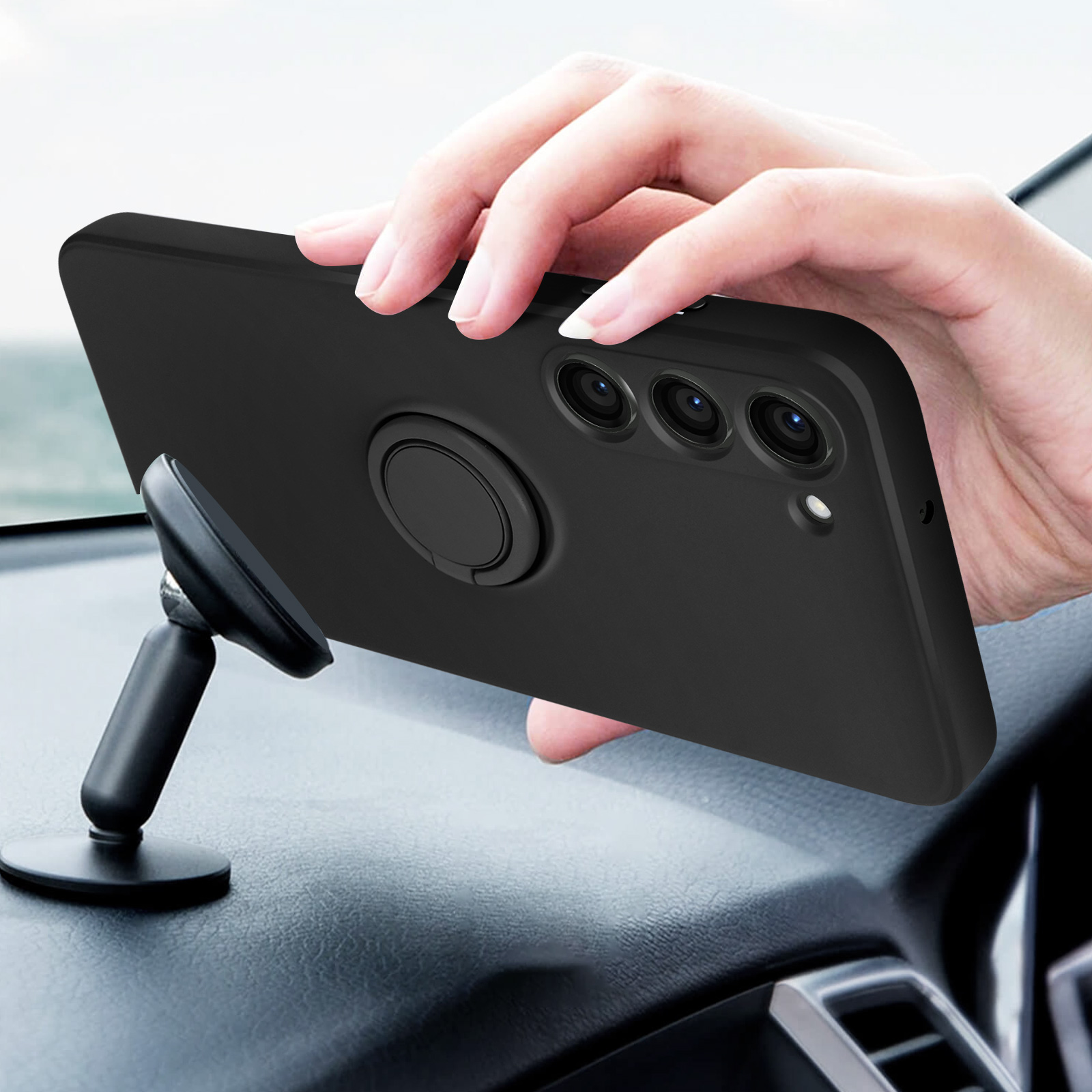 Un telefono nero con supporto ad anello è montato sul cruscotto dell'auto.