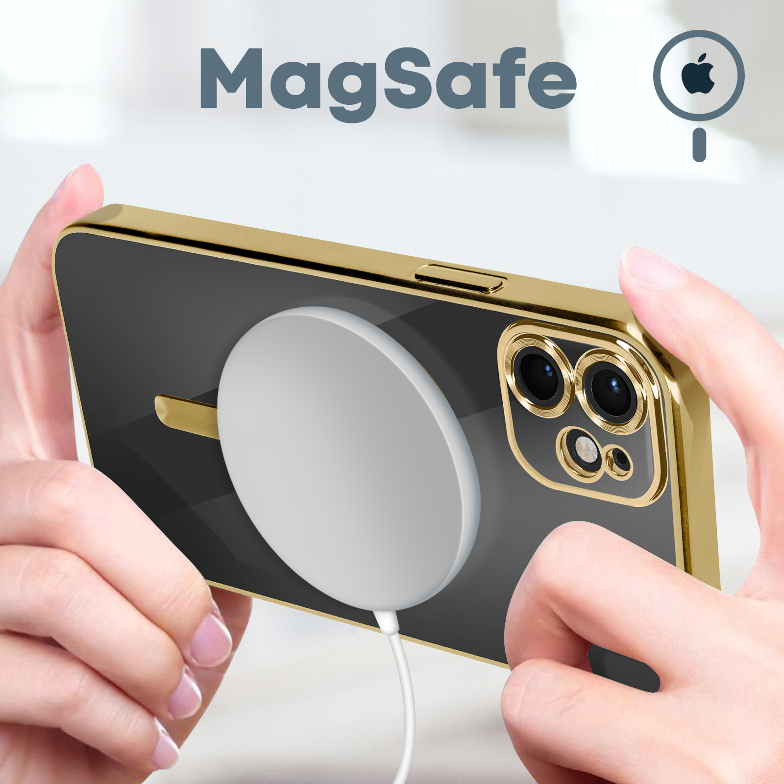 Mano che tiene una custodia dorata per telefono con un pad di ricarica.