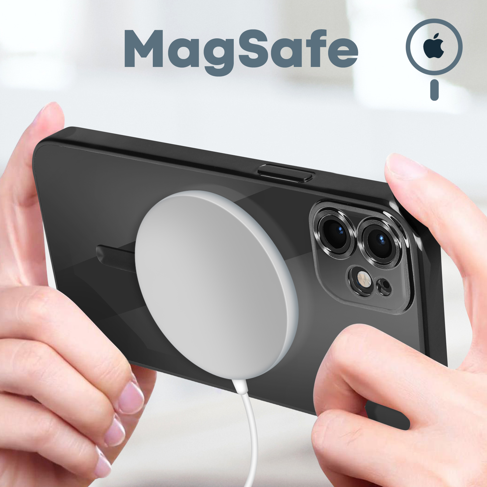 Mani che tengono un telefono nero con un caricatore MagSafe bianco. Il logo Apple è visibile.