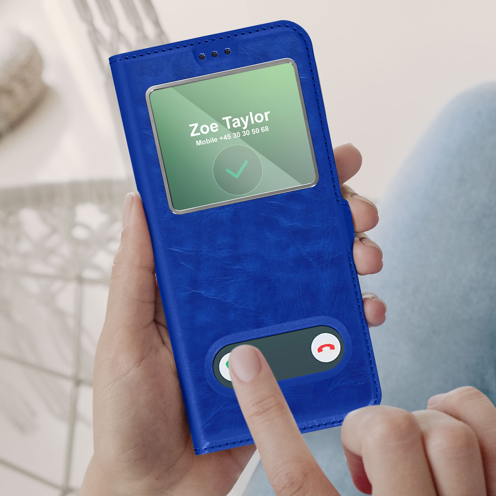 Custodia blu per telefono con schermo che mostra una chiamata. Info contatto: Zoe Taylor, +45 30 30 50 68.