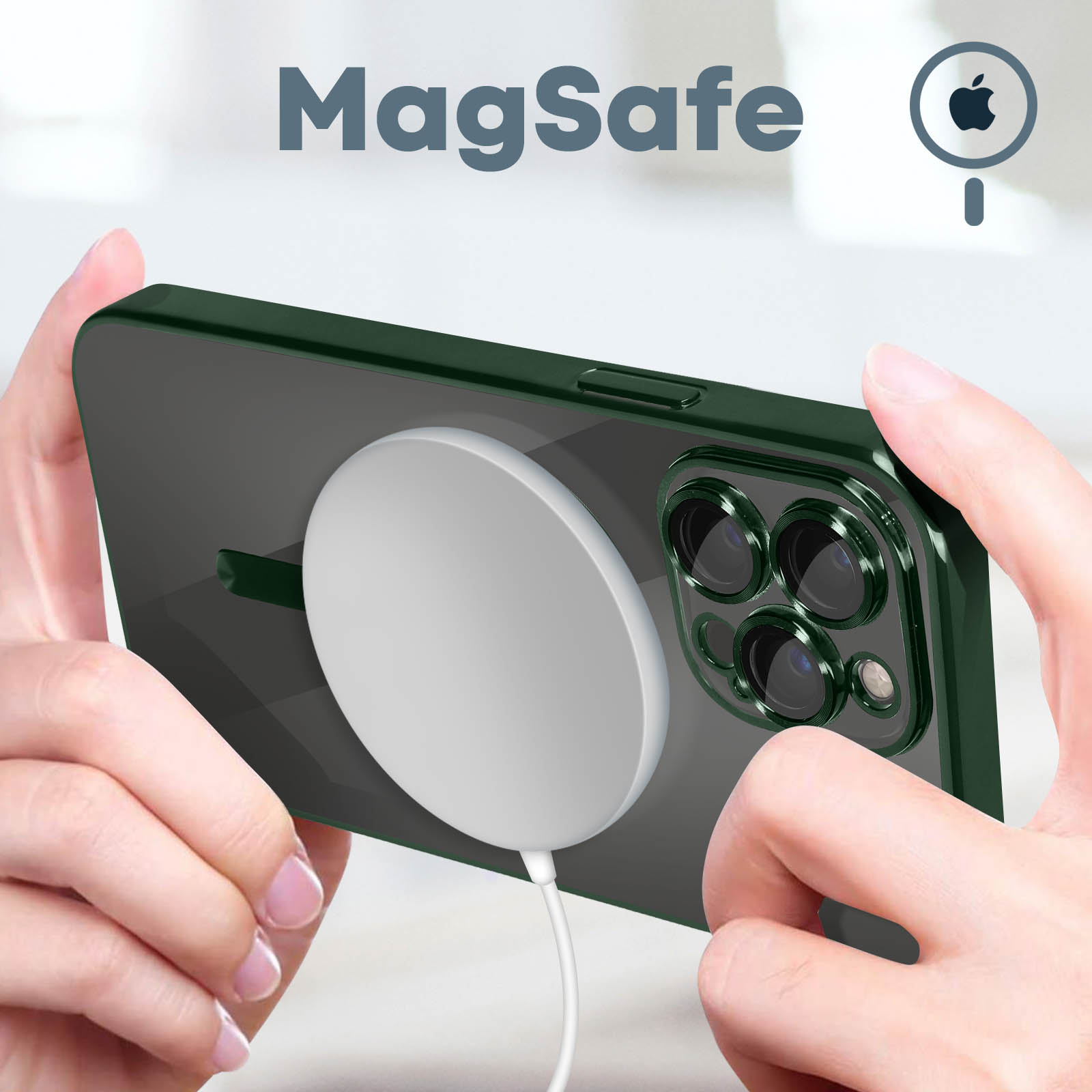 Mani che tengono una custodia verde per telefono con un caricatore MagSafe bianco attaccato. Il testo 'MagSafe' è visibile.