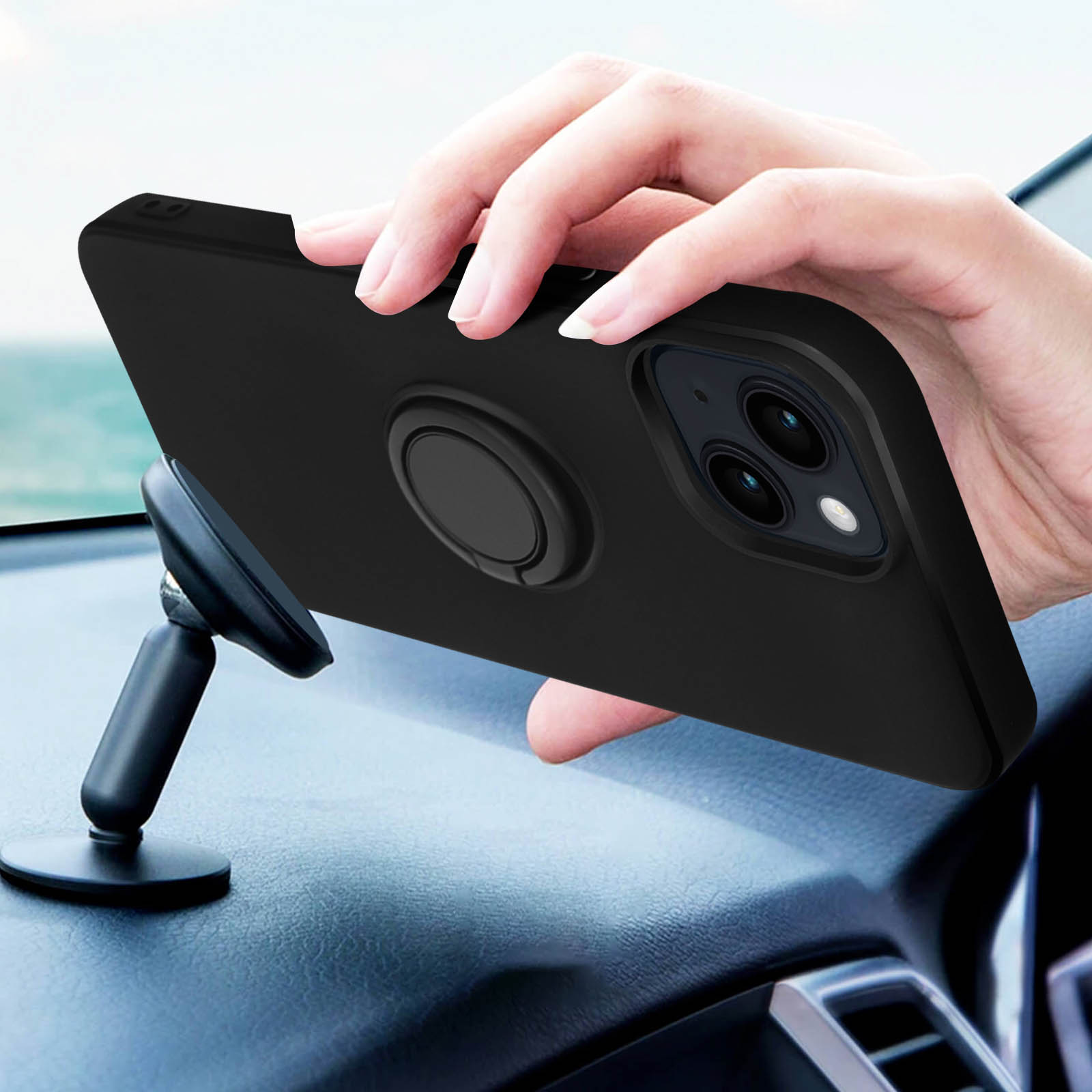 Mano che tiene un telefono nero con anello di supporto, su un supporto per auto.