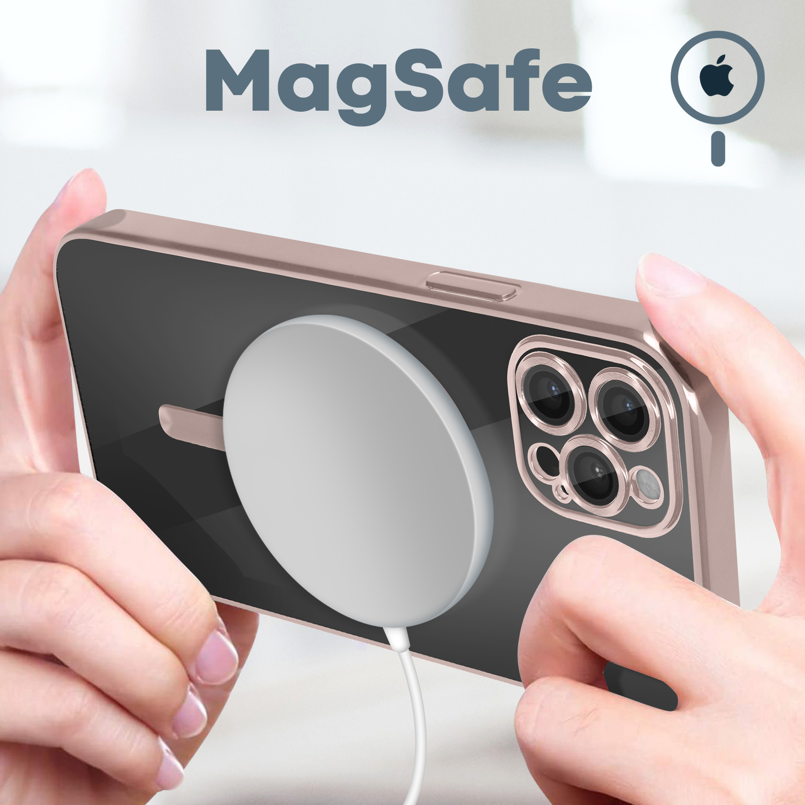 Mani che tengono un telefono con un caricatore MagSafe collegato. Il logo Apple è visibile.