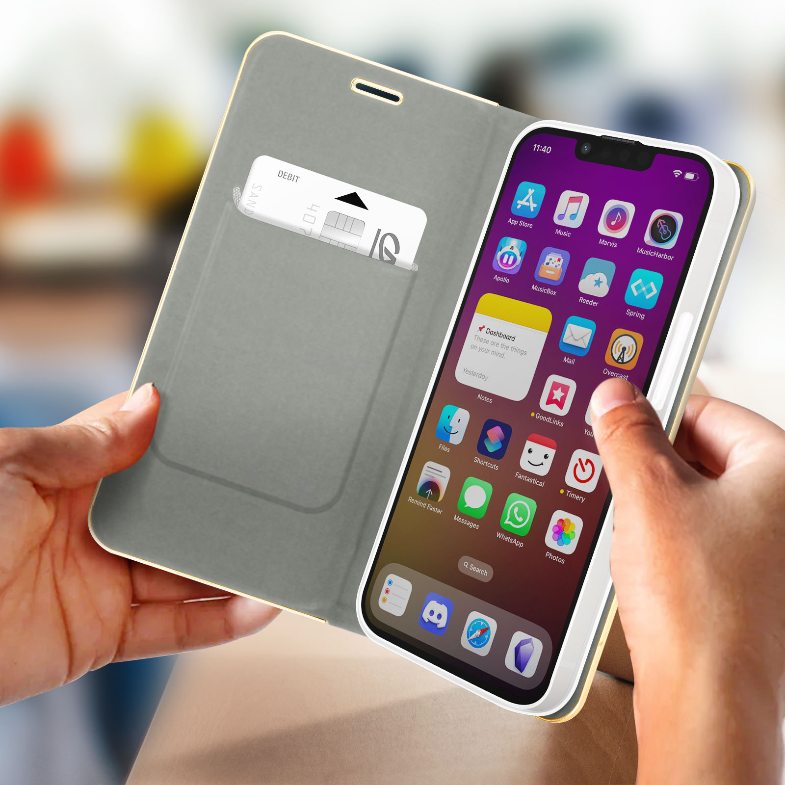 Telefon in geöffneter Handyhülle. Das Telefon zeigt App-Bildschirm mit Symbolen.