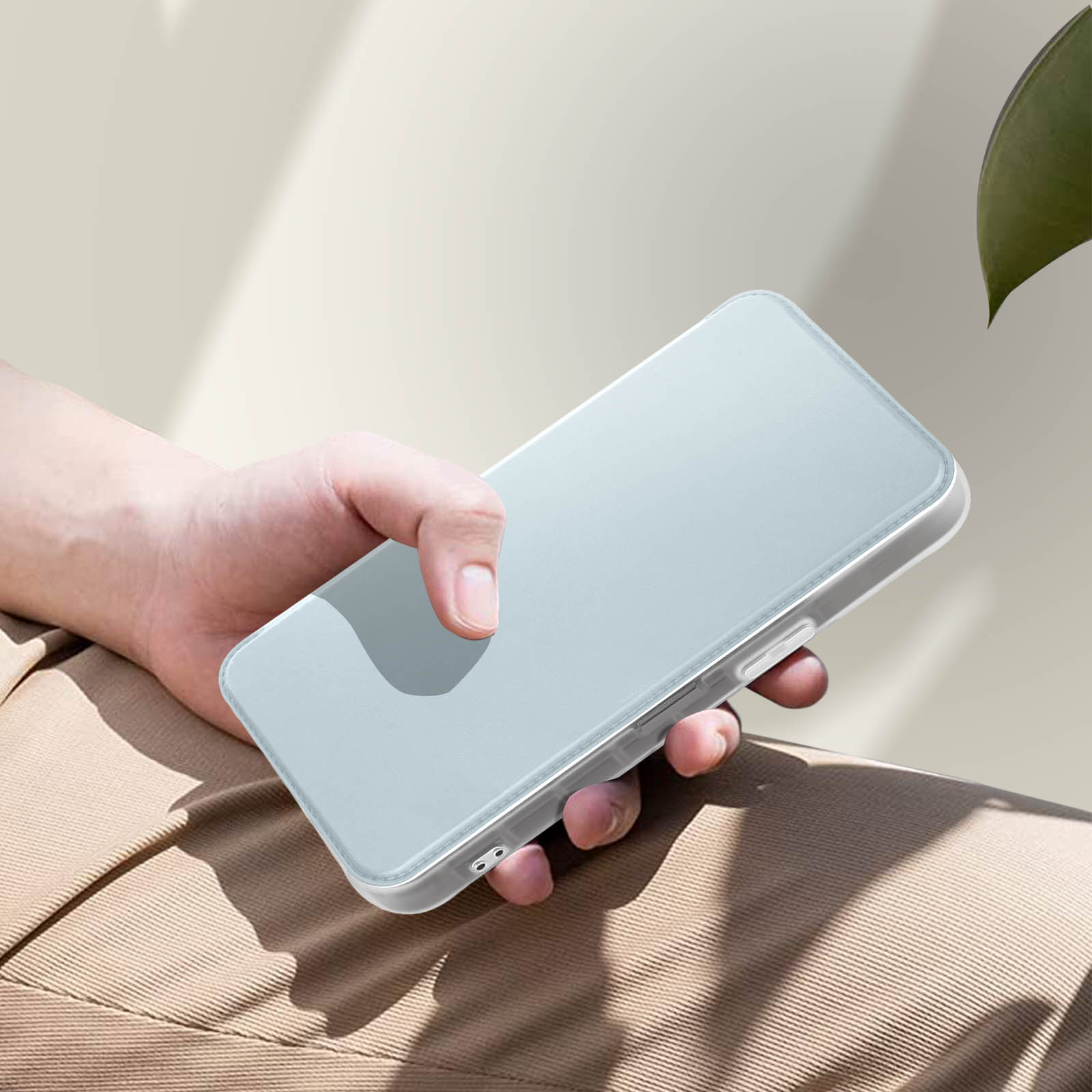 Eine Hand hält ein graues Telefon. Das Telefon hat einen klaren, reflektierenden Bildschirm.