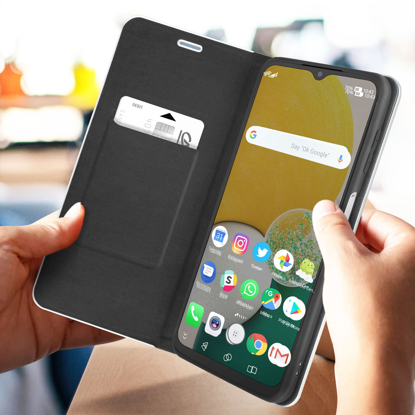 Geöffnete Handyhülle mit Telefon und App-Symbolen. Kreditkarte in der Tasche. Verschwommener Hintergrund.