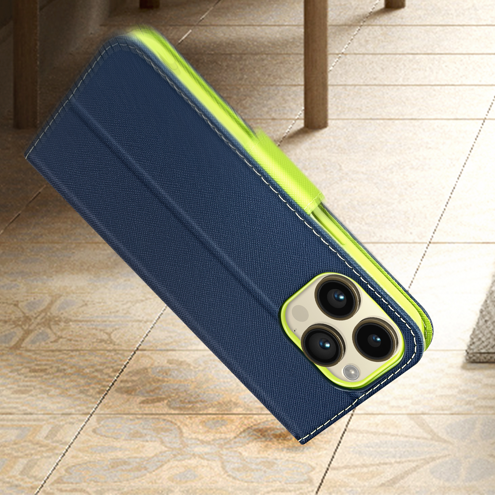 Una custodia per telefono, blu navy con un accento verde, e un telefono è dentro.