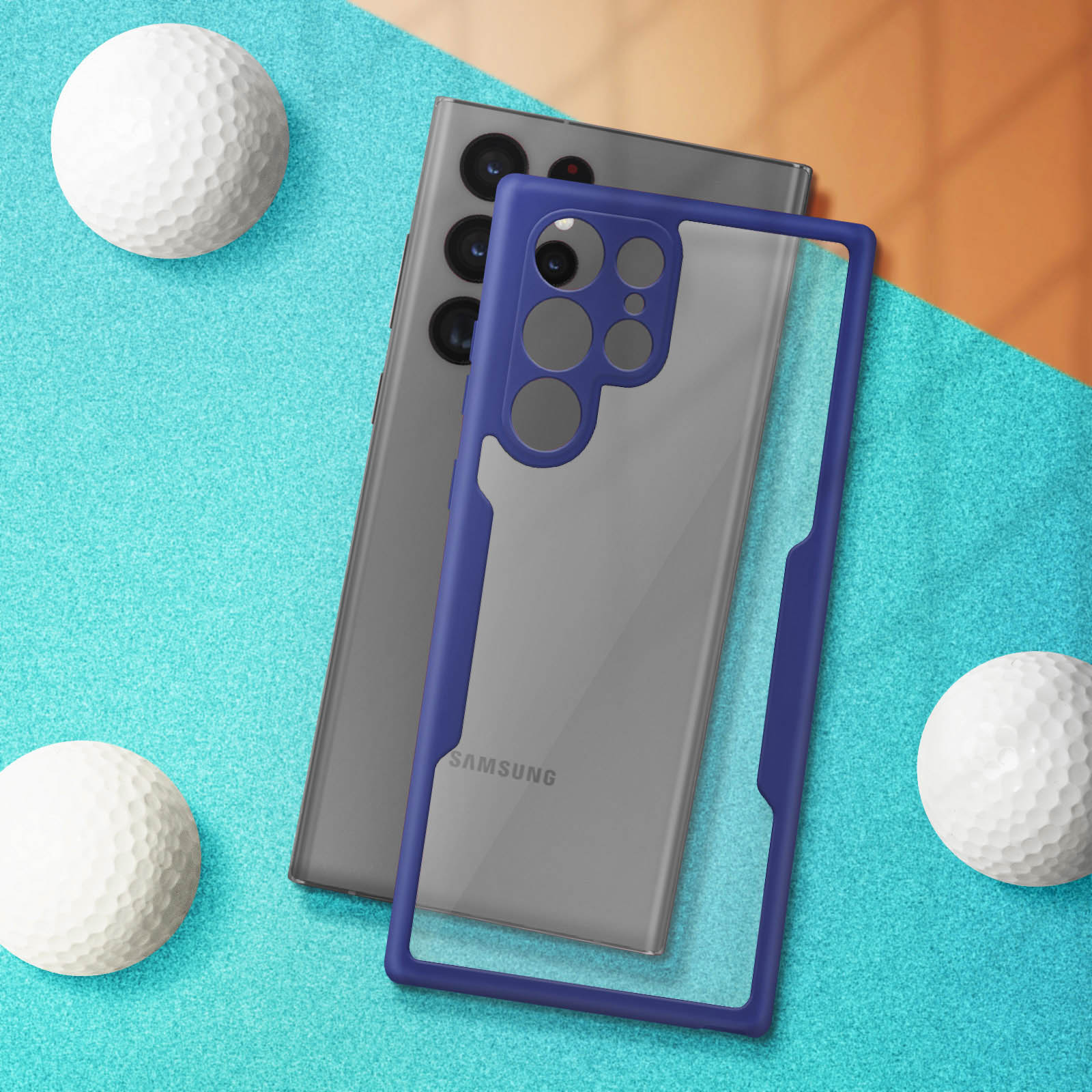Smartphone avec coque transparente dans un étui bleu, balles de golf sur surface turquoise.