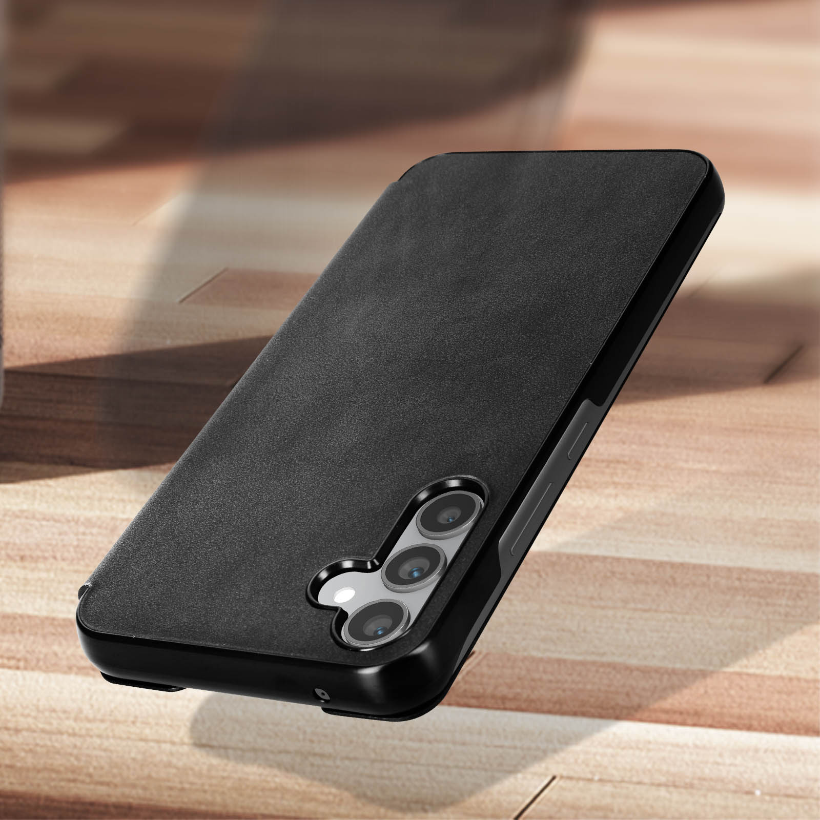 Custodia per telefono nera, angolata su una superficie di legno. Ha ritagli per la fotocamera. Il telefono è nero.