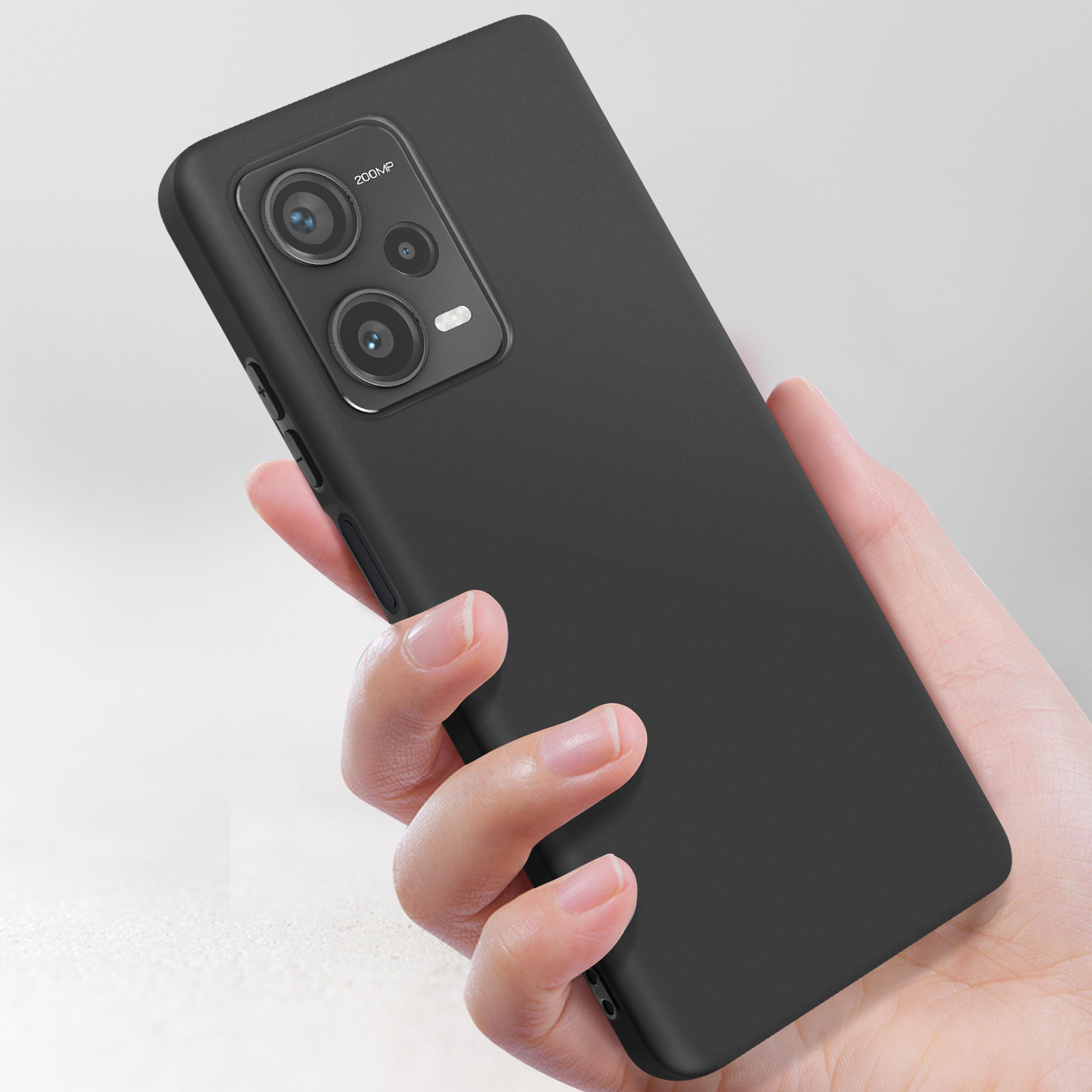 Mano che tiene una custodia nera per telefono con protuberanze della fotocamera. La custodia è opaca e copre l'intero telefono.
