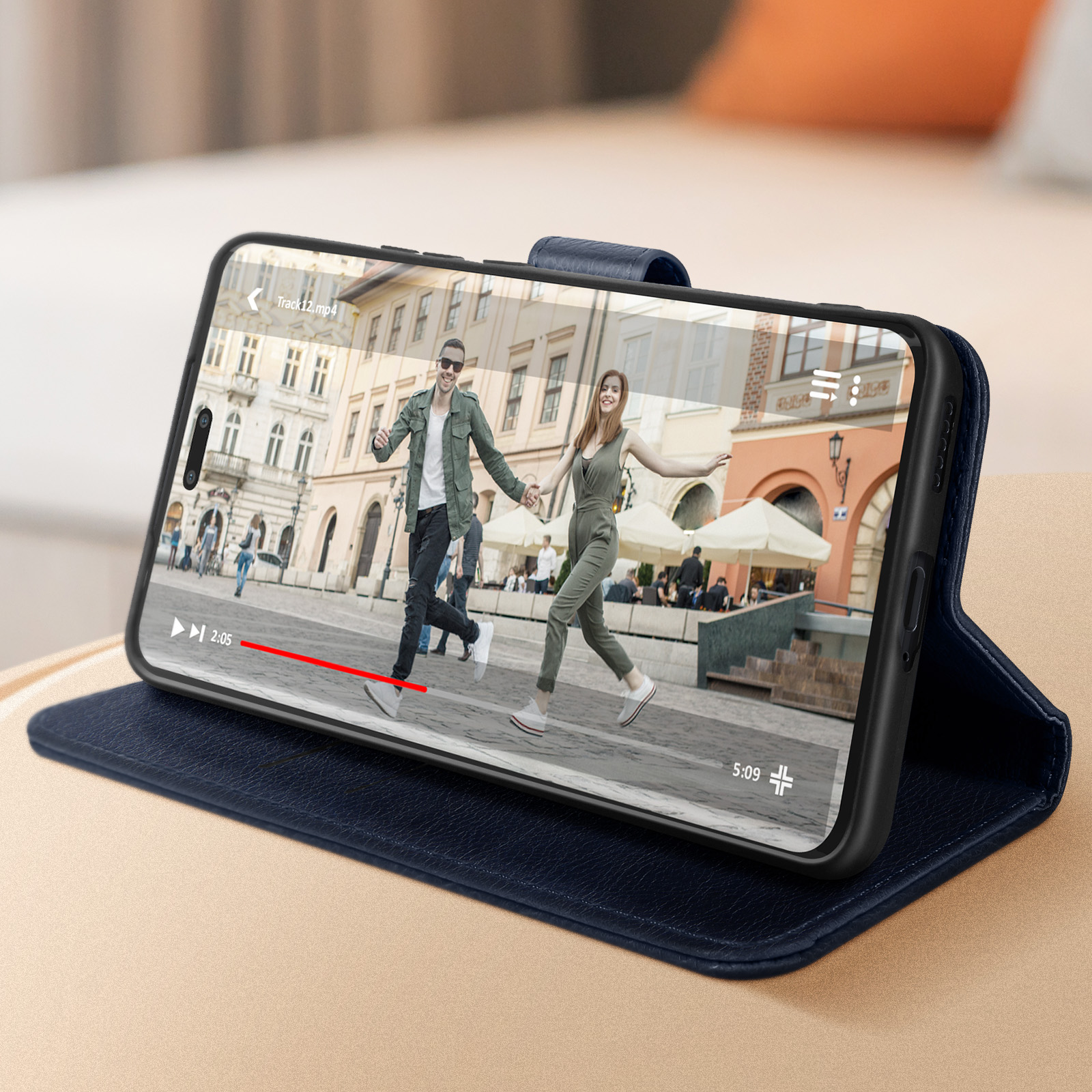 Telefon in einem blauen Case, das ein Video von einem Paar zeigt, das in einer Stadt rennt.