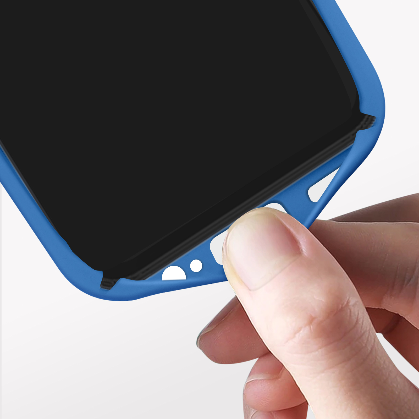 Una mano che tocca il lato di una custodia blu per telefono. La custodia è intorno al telefono.