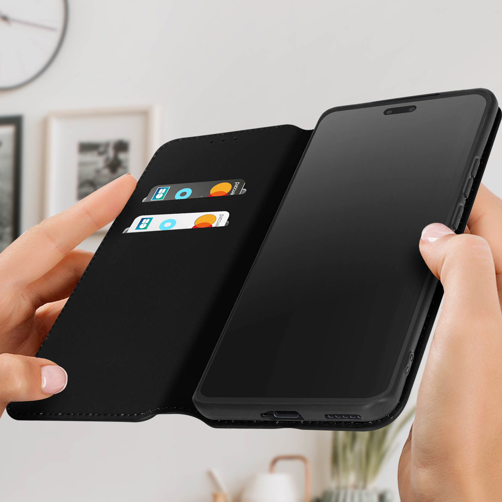 Una custodia per telefono nera, aperta, che mostra un telefono con carte negli slot.