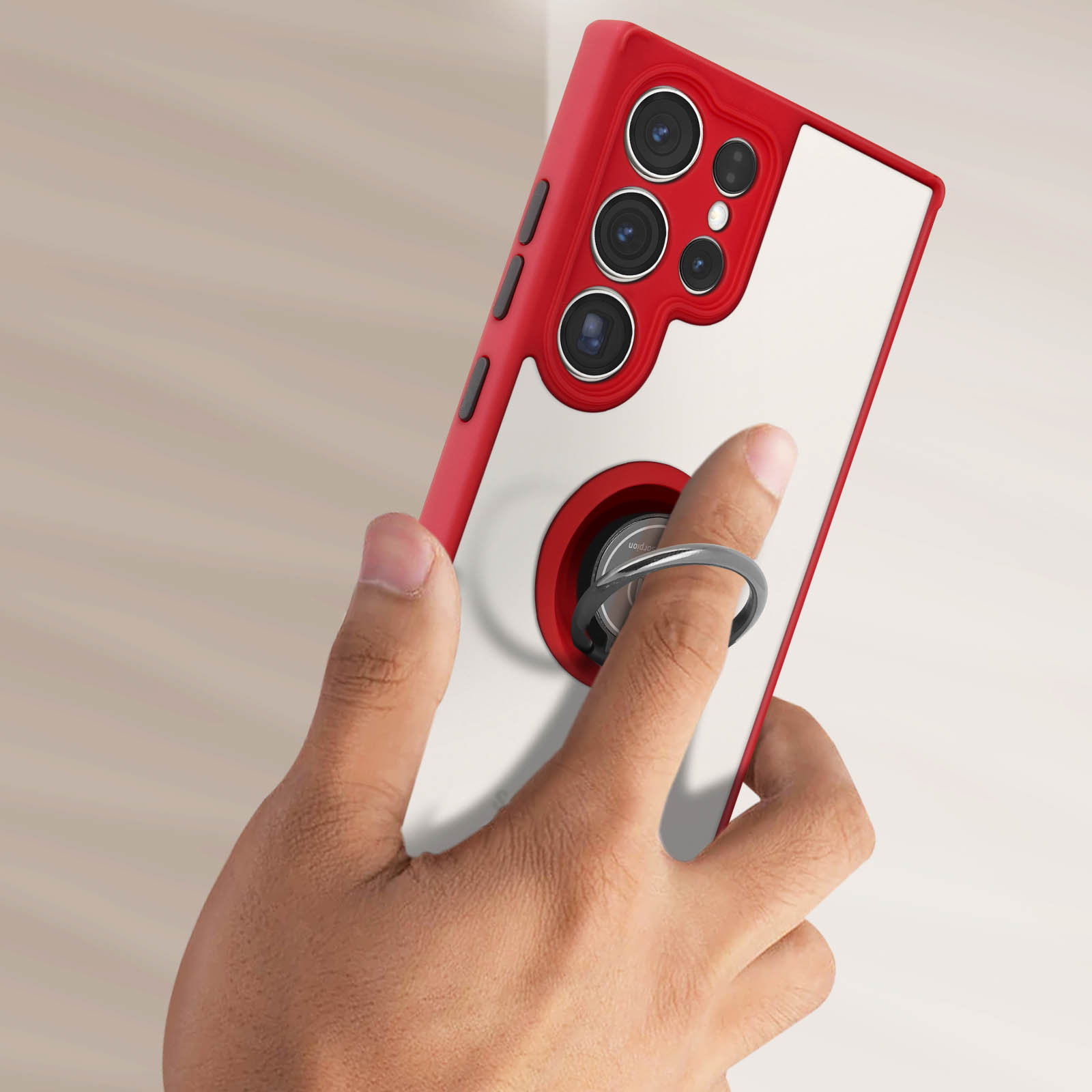 Mano che tiene un telefono. Custodia rossa con retro bianco. Il porta anelli è argento.