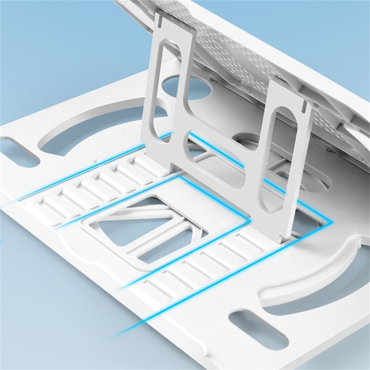 Weißer Laptopständer. Verfügt über ein faltbares Design mit zwei Stützbeinen und einer perforierten Oberfläche.