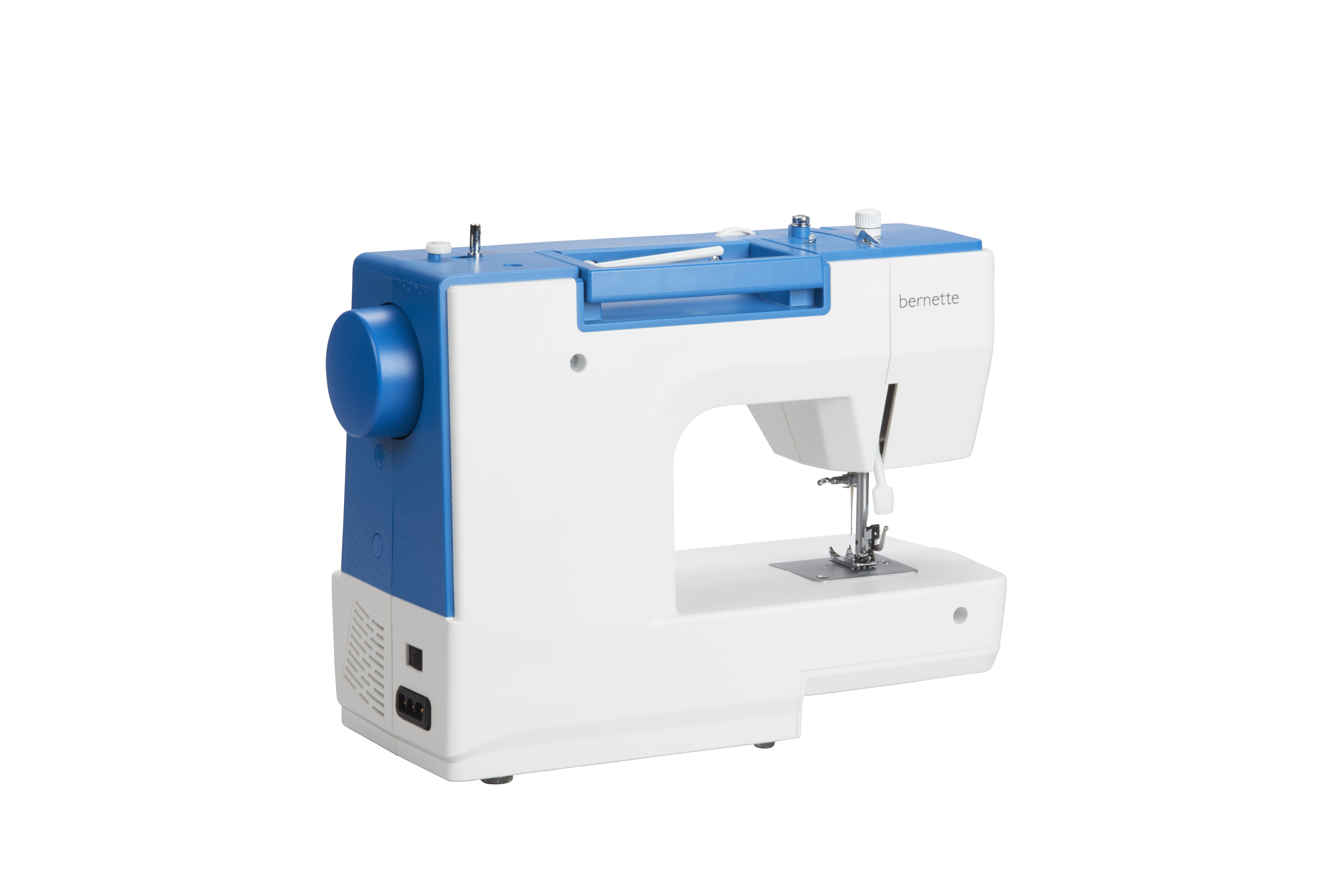 Eine weiß-blaue Nähmaschine auf weißem Hintergrund.