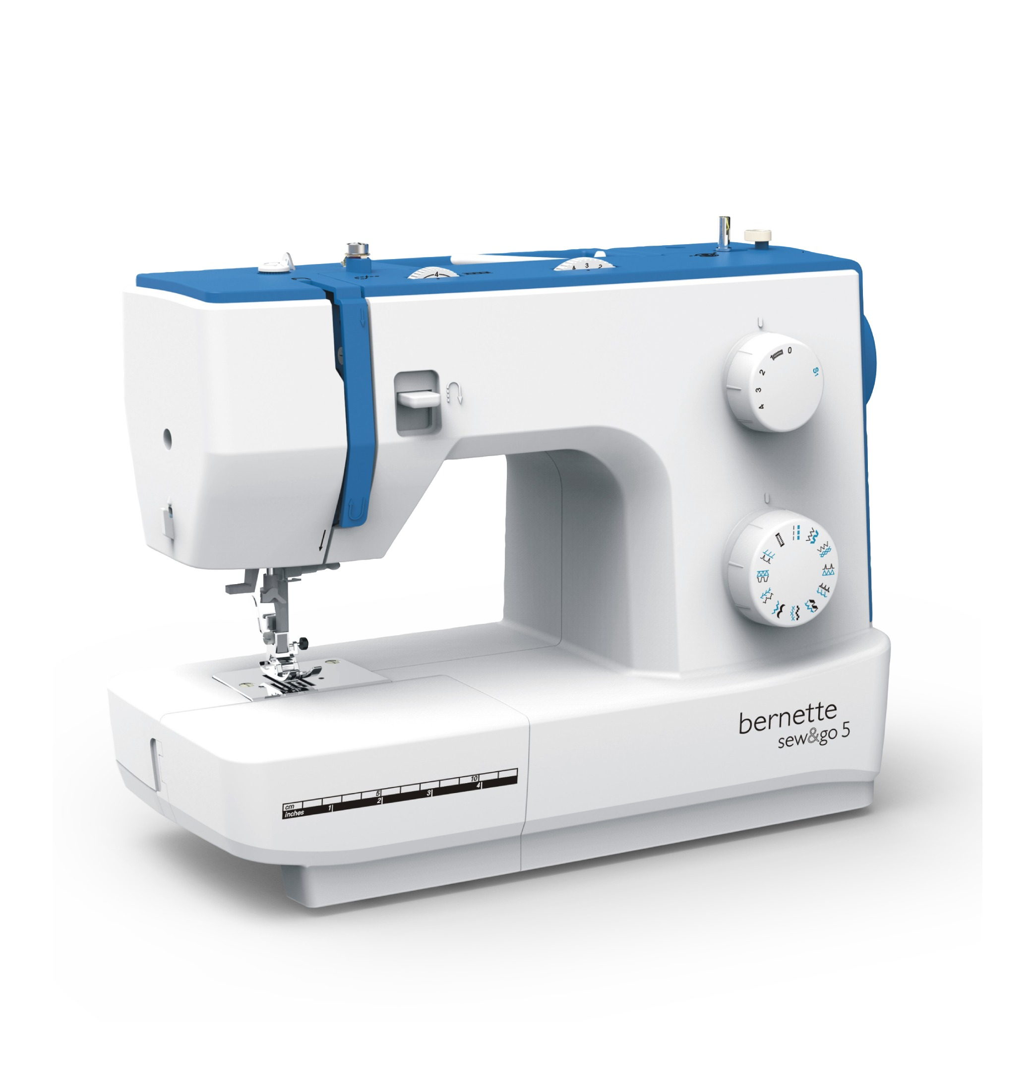 Weiße und blaue Bernette sew&go 5 Nähmaschine auf weißem Hintergrund.