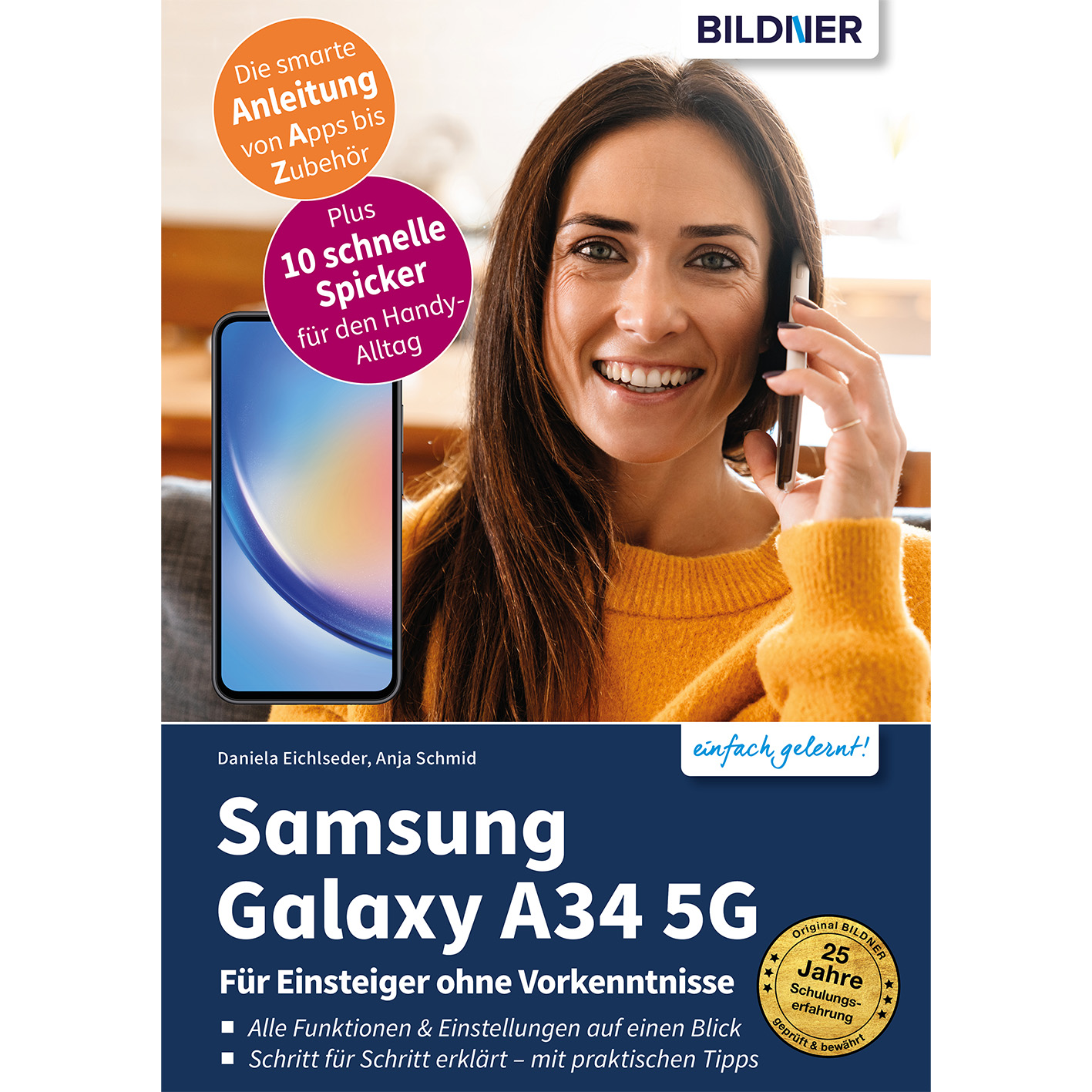 Eine Frau hält ein Telefon, daneben ein Buch über das Samsung Galaxy A34 5G.