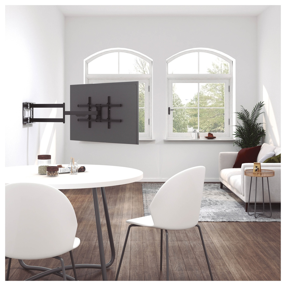 Salón con TV en la pared, muebles blancos y dos ventanas.