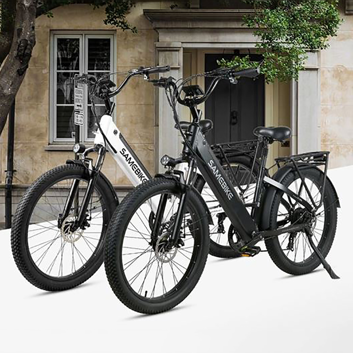 Zwei schwarz-weiße SAMEBIKE-Elektrofahrräder vor einem Gebäude geparkt.