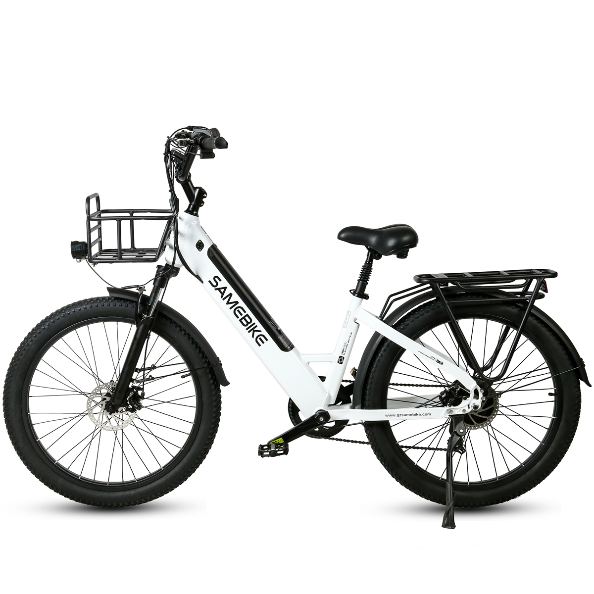 Weißes Elektrofahrrad mit Korb und Gepäckträger. Es hat schwarze Reifen und einen sichtbaren Motor, vor weißem Hintergrund.