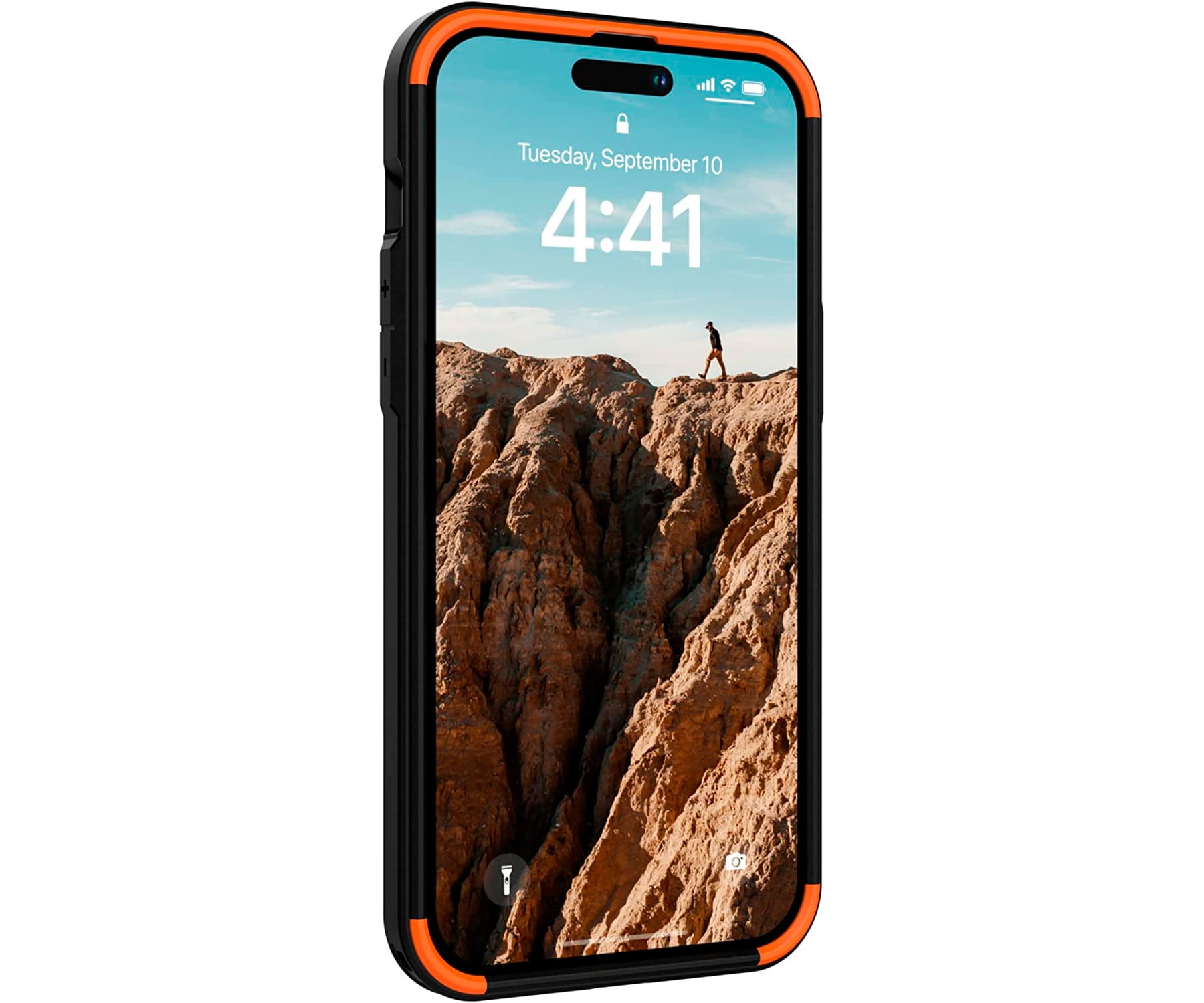 Een iPhone in een oranje en zwarte hoes wordt weergegeven, met een woestijnlandschap op het scherm.