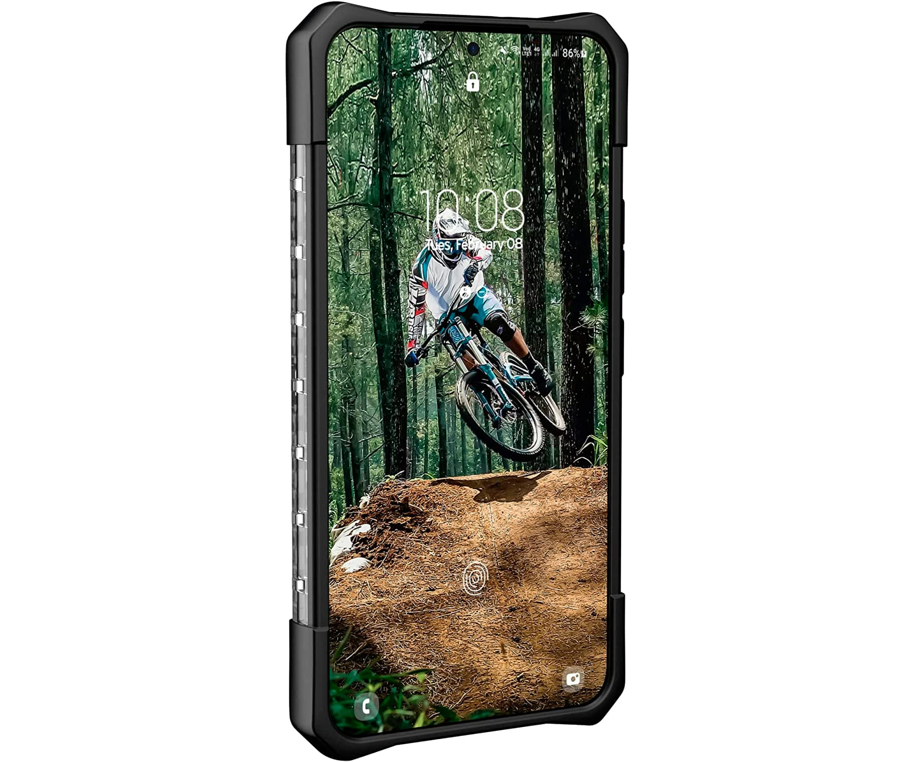 Een telefoon met een scherm waarop een mountainbike-scène te zien is, in een zwarte telefoonhoes.