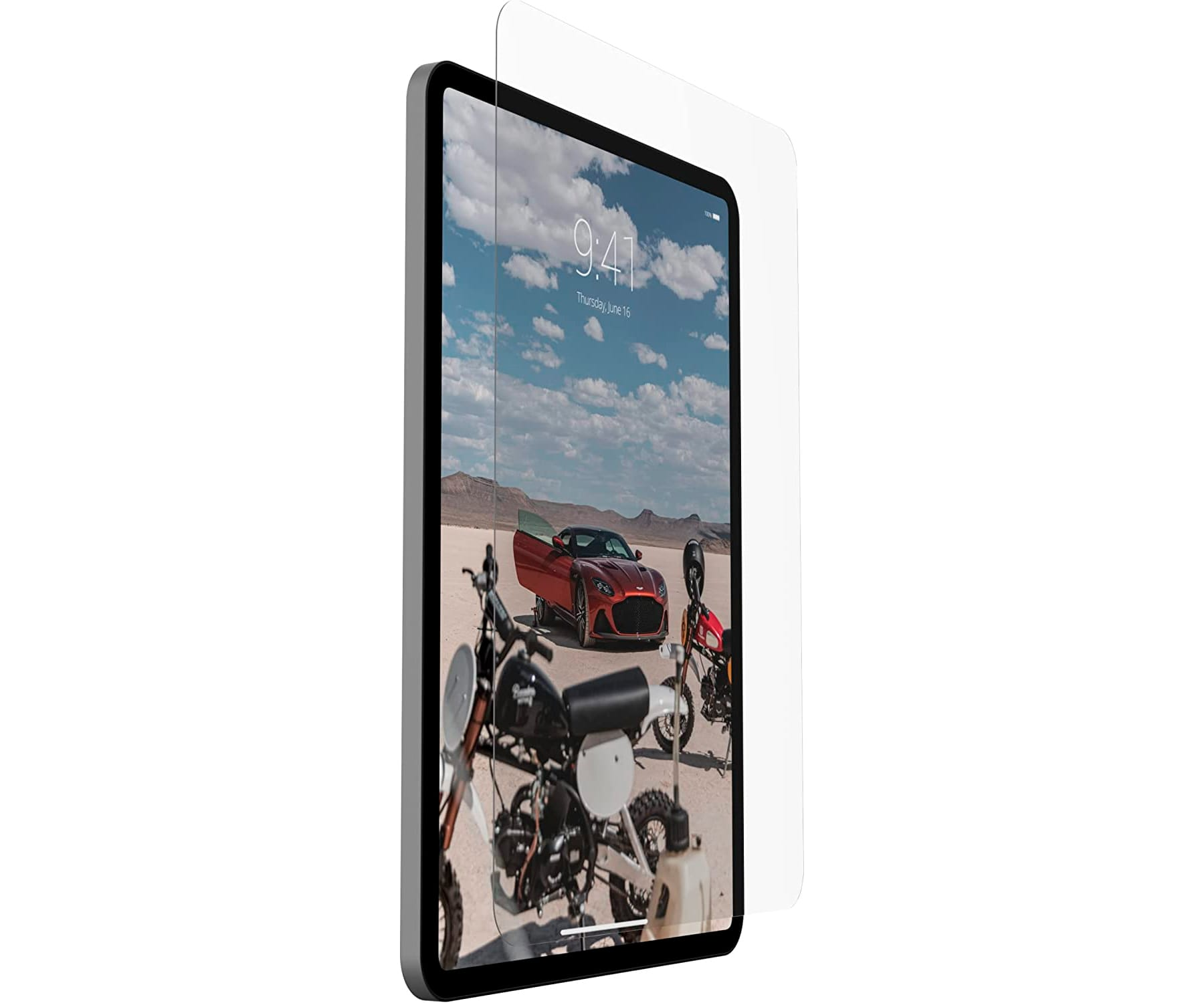 Tablet con protezione schermo applicata, mostra una scena desertica con auto e moto.