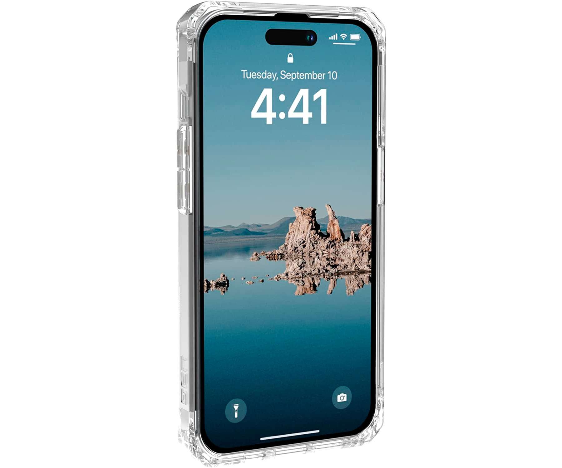Een iPhone in een doorzichtige hoes met de tijd. Het scherm toont een landschappelijke achtergrond.