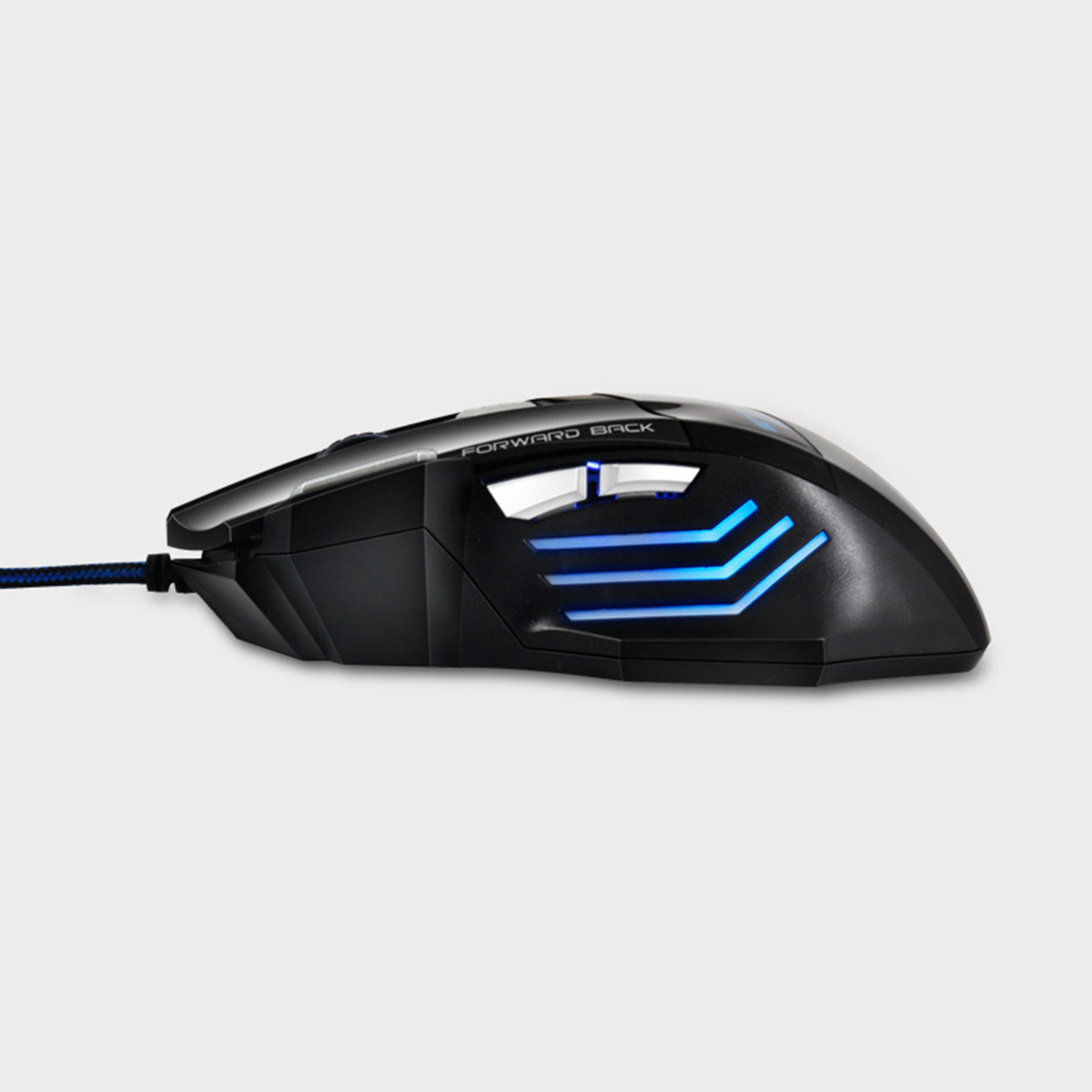 Ratón para juegos negro con luces azules, un botón de avance y retroceso. También visible un cable azul y negro.