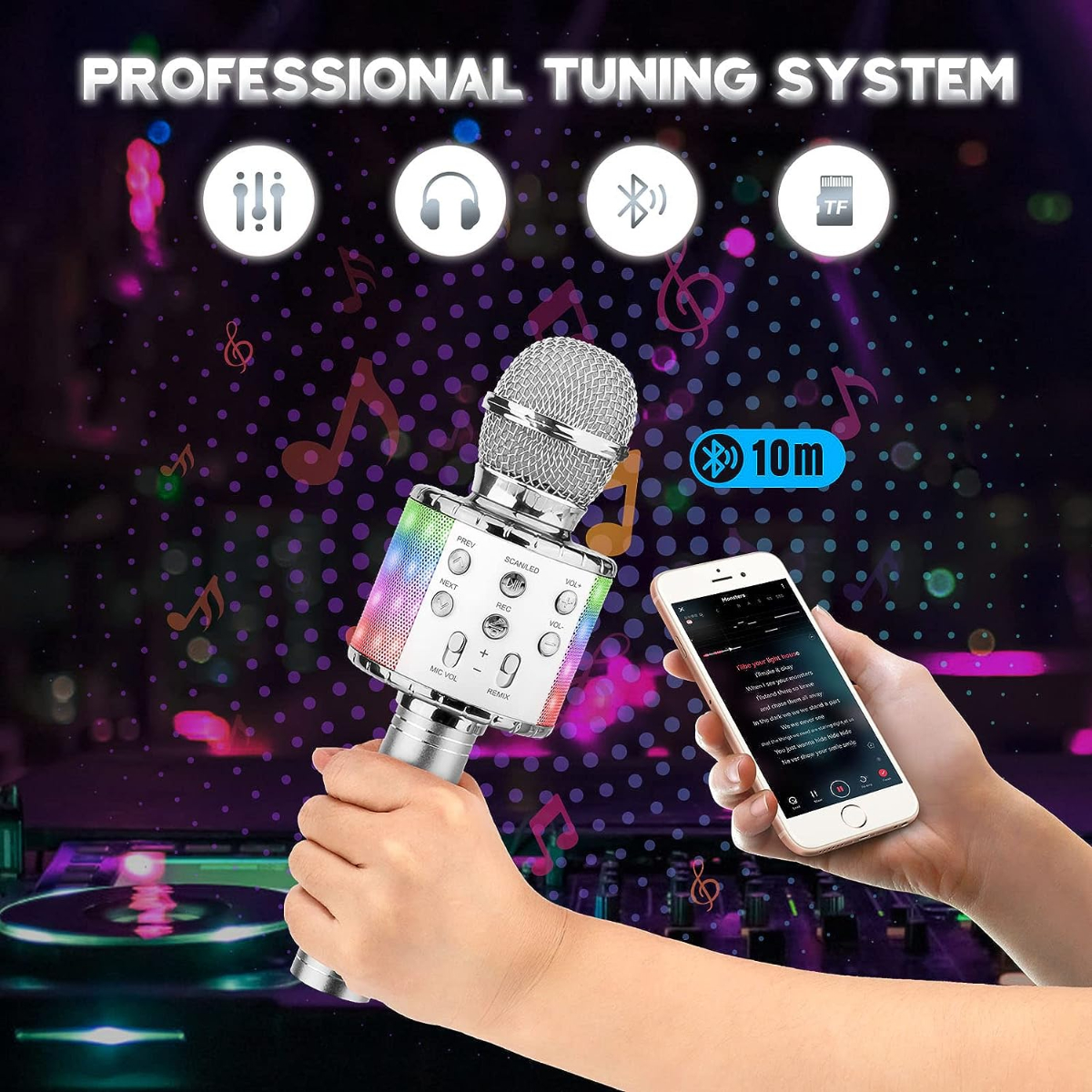 Una persona sostiene un micrófono plateado y un smartphone. Luces coloridas en el micrófono.