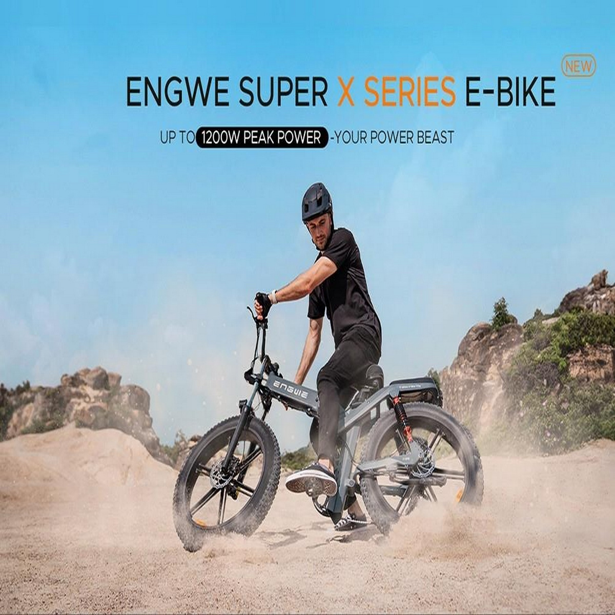 Uomo in sella a e-bike ENGWE Super X sulla sabbia. Sfondo cielo blu e sabbia.